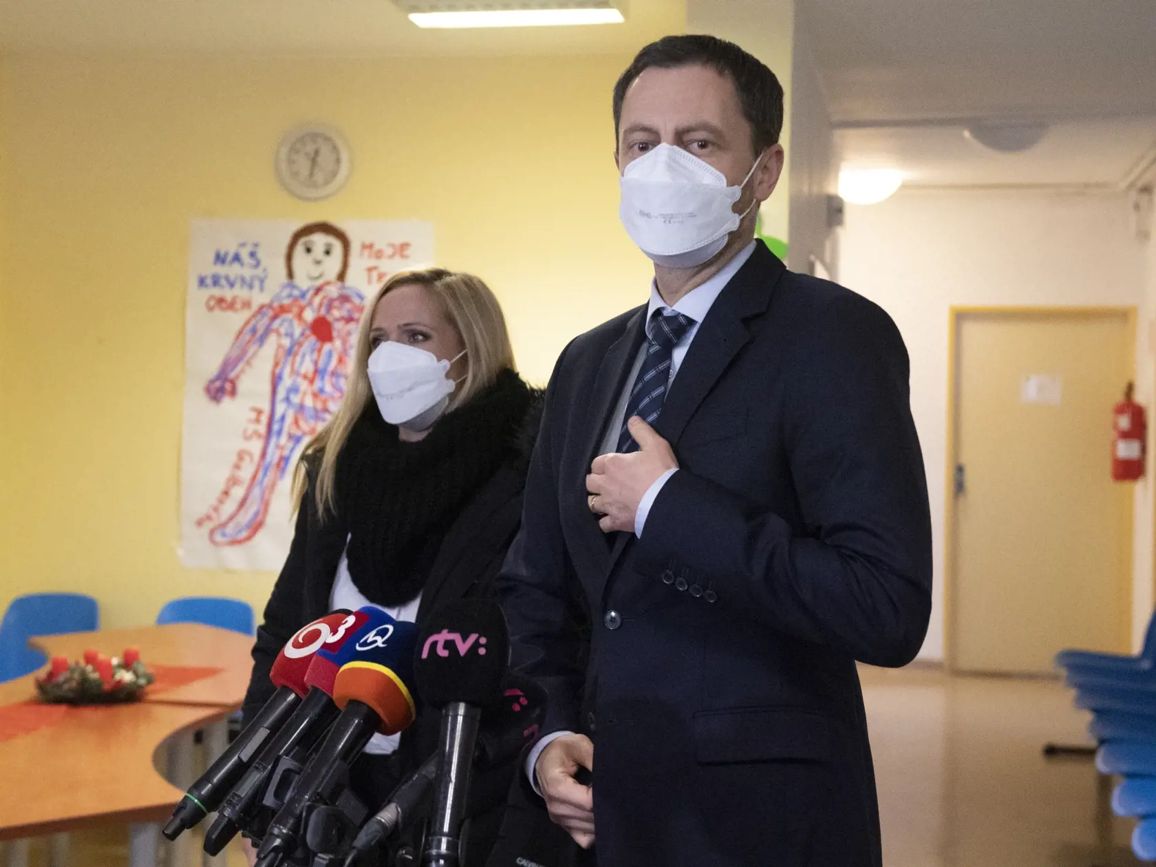 Na snímke predseda vlády SR Eduard Heger (OĽaNO) počas tlačovej konferencie po odbere krvi v Národnej transfúznej službe (NTS) v Bratislave 9. decembra 2021. FOTO TASR - Pavel Neubauer