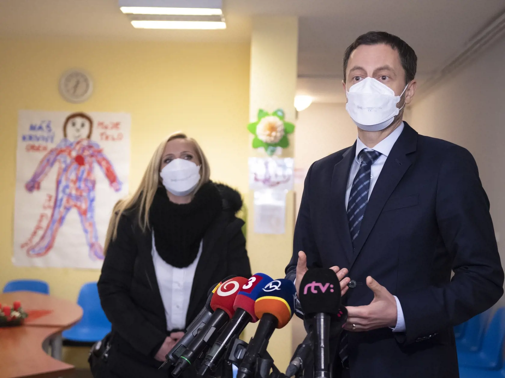 Na snímke predseda vlády SR Eduard Heger (OĽaNO) počas tlačovej konferencie po odbere krvi v Národnej transfúznej službe (NTS) v Bratislave 9. decembra 2021. FOTO TASR - Pavel Neubauer