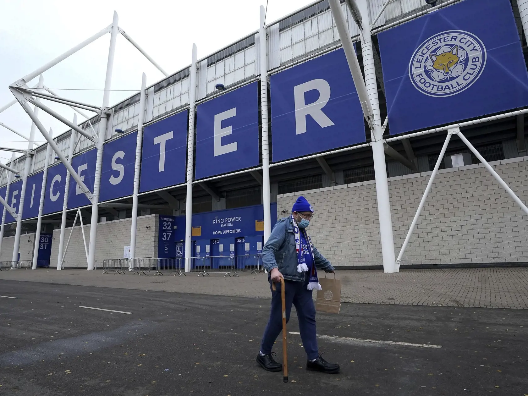 EBE 40 Leicester - Na snímke fanúšik Leicestru kráča okolo zatvoreného štadióna klubu vo štvrtok 16. decembra 2021. Vedenie anglickej futbalovej Premier League odložilo štvrtkový zápas Leicester City - Tottenham Hotspur len niekoľko hodín pred jeho začiatkom. Dôvodom je rozšírenie COVID-19 v tíme. FOTO TASR/AP

A Leicester City fan walks outside the King Power Stadium, Leicester, England after Leicester's Premier League soccer match against Tottenham was postponed due to an increase in positive 