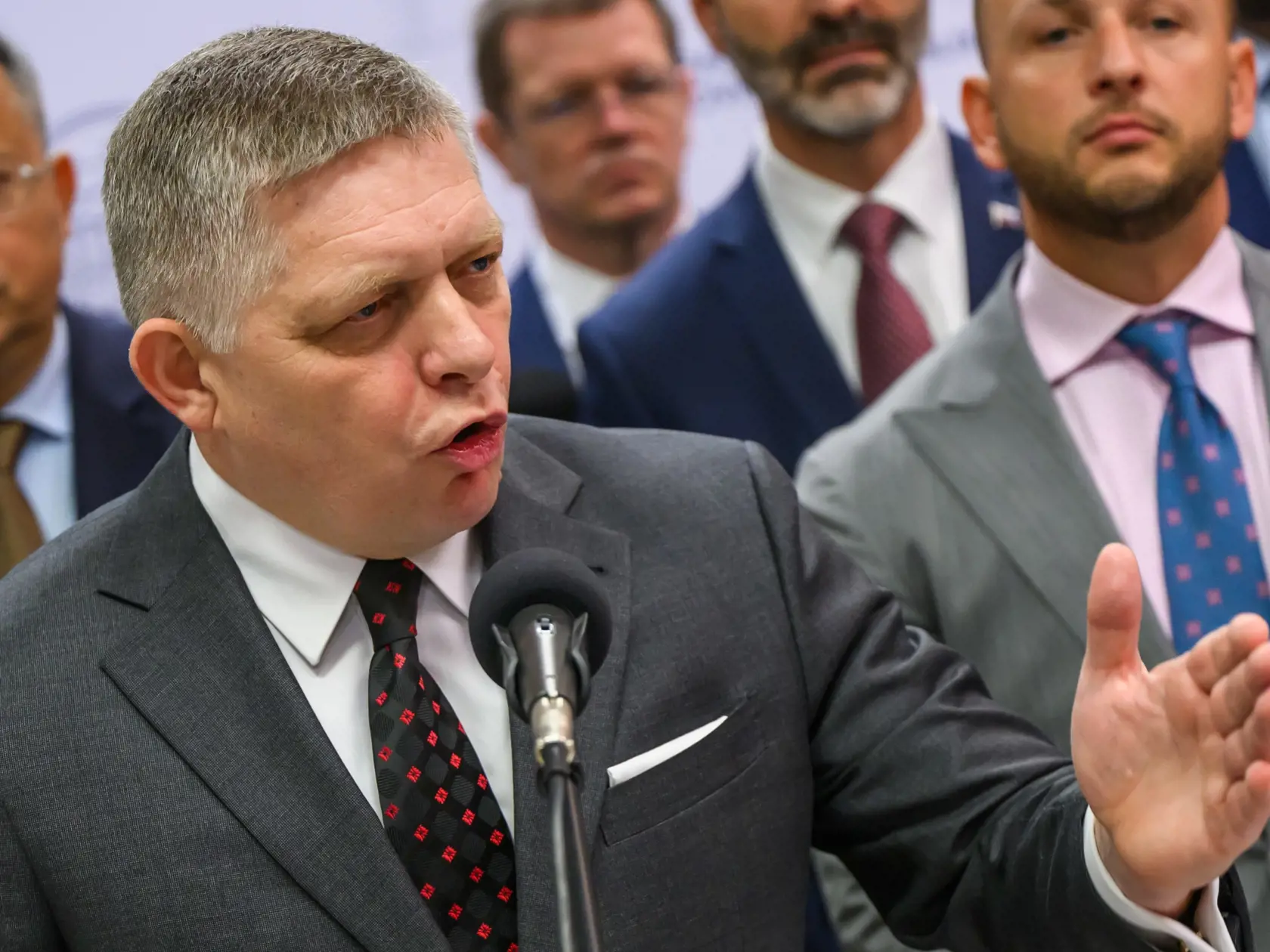 Na snímke zľava predseda vlády SR Robert Fico (Smer-SD) a minister vnútra SR Matúš Šutaj Eštok (Hlas-SD) po mimoriadnom zasadnutí Bezpečnostnej rady SR v Bratislave 23. januára 2025. FOTO TASR - Jaroslav Novák
