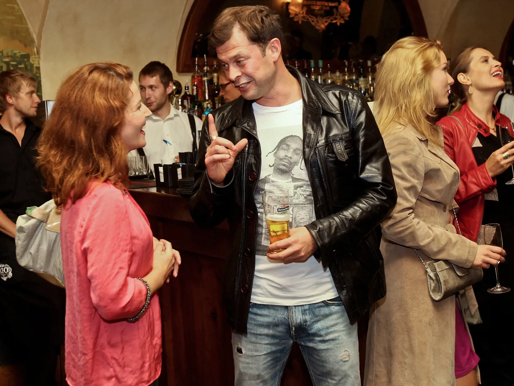 Na snimke zlava Viki Rakova a Alexander Barta pocas party pri prilezitosti odvysielania 1000. epizody denneho serialu TV JOJ Panelak.