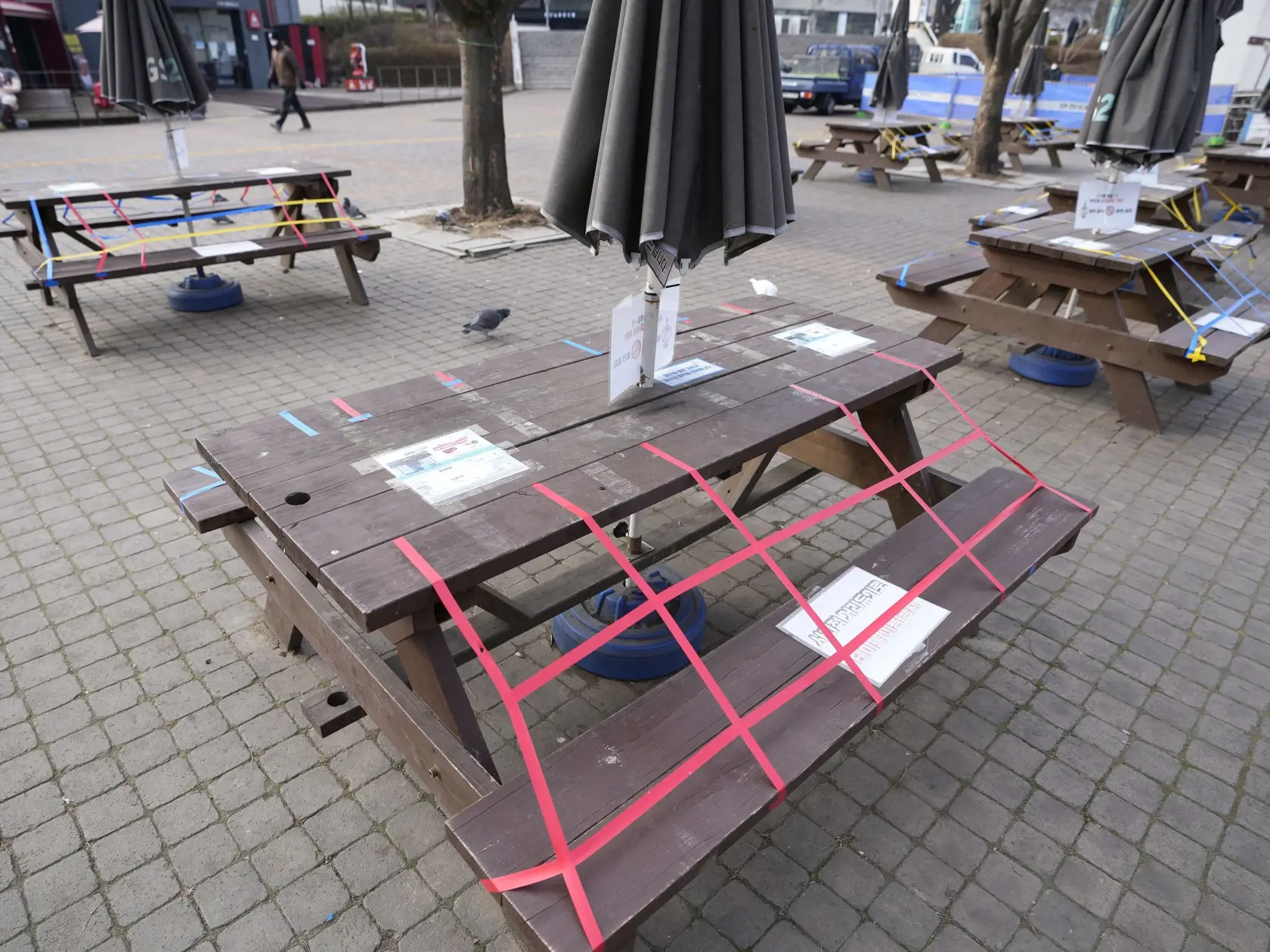 Gastropriemysel na Slovensku bol počas pandémie zasiahnutý najviac.


A man wearing a face mask as a precaution against the coronavirus walks past benches and tables taped for social distancing in Seoul, South Korea, Tuesday, Dec. 28, 2021. (AP Photo/Lee Jin-man)