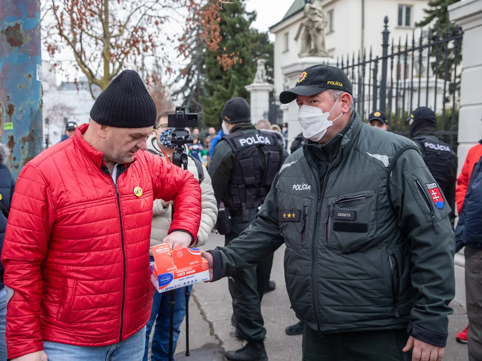 Na snímke je protest podnikateľov v oblasti gastrosektora krorí prišli pred úrad vlády. Chcú otvorenie svojich prevádzok a odškodnenie za obdobie, počas ktorého museli byť zatvorené reštaurácie a hotely.