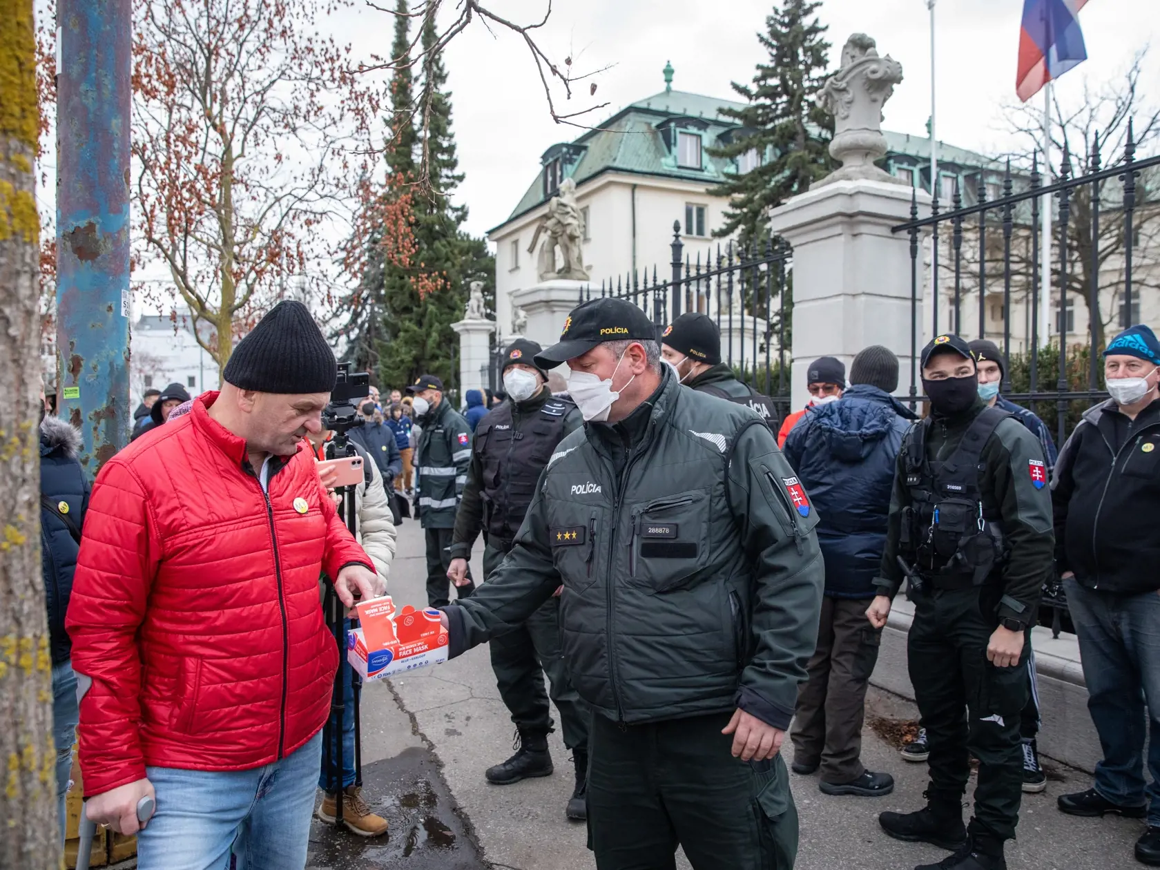 Na snímke je protest podnikateľov v oblasti gastrosektora krorí prišli pred úrad vlády. Chcú otvorenie svojich prevádzok a odškodnenie za obdobie, počas ktorého museli byť zatvorené reštaurácie a hotely.