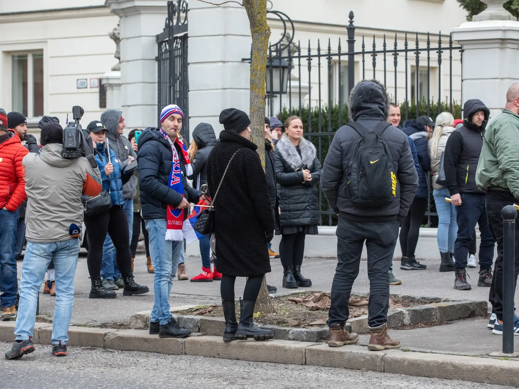 Na snímke je protest podnikateľov v oblasti gastrosektora krorí prišli pred úrad vlády. Chcú otvorenie svojich prevádzok a odškodnenie za obdobie, počas ktorého museli byť zatvorené reštaurácie a hotely.