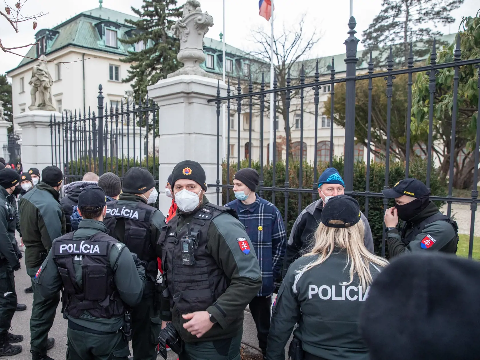 Na snímke je protest podnikateľov v oblasti gastrosektora krorí prišli pred úrad vlády. Chcú otvorenie svojich prevádzok a odškodnenie za obdobie, počas ktorého museli byť zatvorené reštaurácie a hotely.