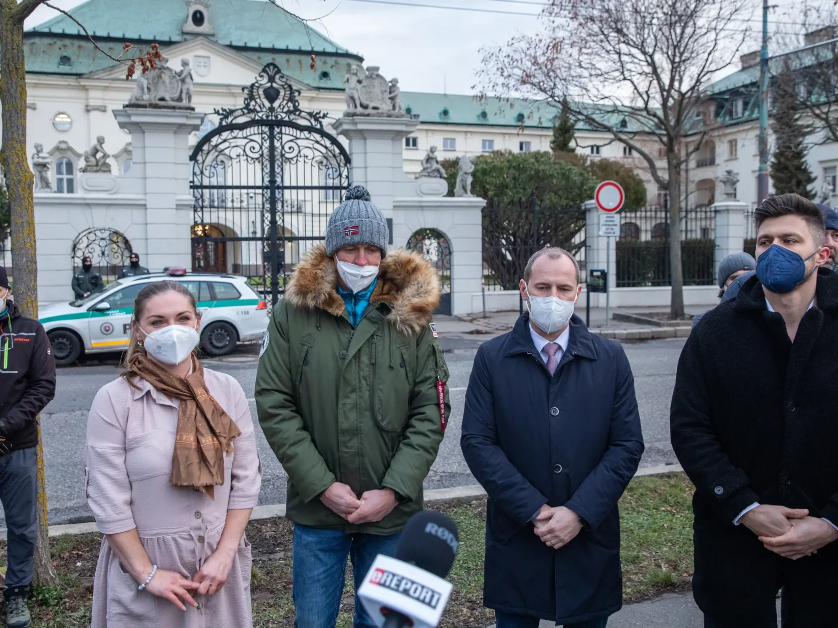 Na snímke je protest podnikateľov v oblasti gastrosektora krorí prišli pred úrad vlády. Chcú otvorenie svojich prevádzok a odškodnenie za obdobie, počas ktorého museli byť zatvorené reštaurácie a hotely.