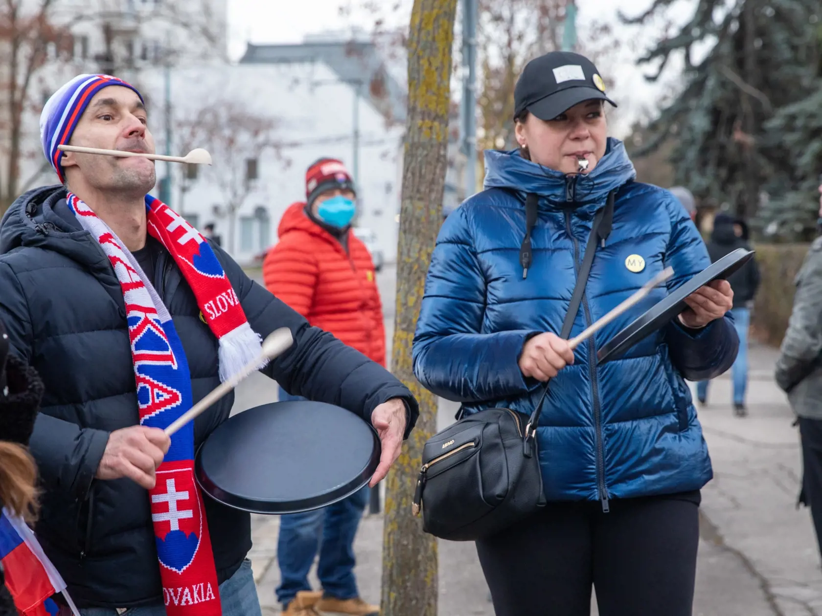 Na snímke je protest podnikateľov v oblasti gastrosektora krorí prišli pred úrad vlády. Chcú otvorenie svojich prevádzok a odškodnenie za obdobie, počas ktorého museli byť zatvorené reštaurácie a hotely.