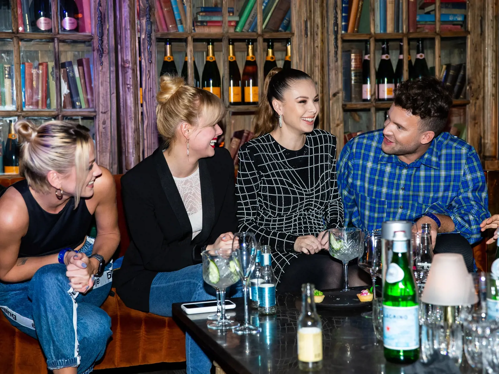 SuperStar párty v jednom z bratislavských podnikov. Na snímke Emma Drobná, Patricie Pagáčová, Monika Bagárová a Milan Švingál.