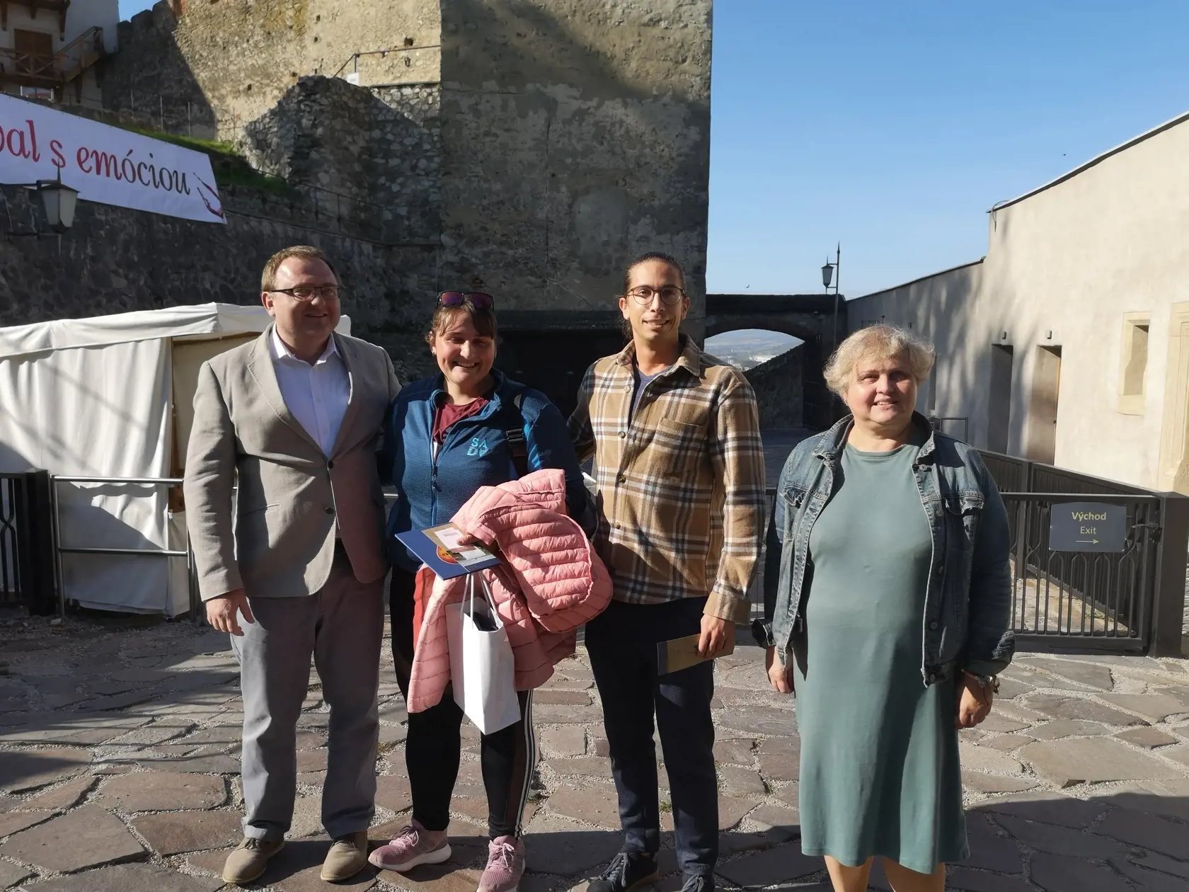 Alexandra Megová z Bratislavy je aj s kolegom z Poľska (v strede) na služobnej ceste v Trenčianskych Tepliciach. V rámci voľna sa prišli pozrieť na Trenčiansky hrad.