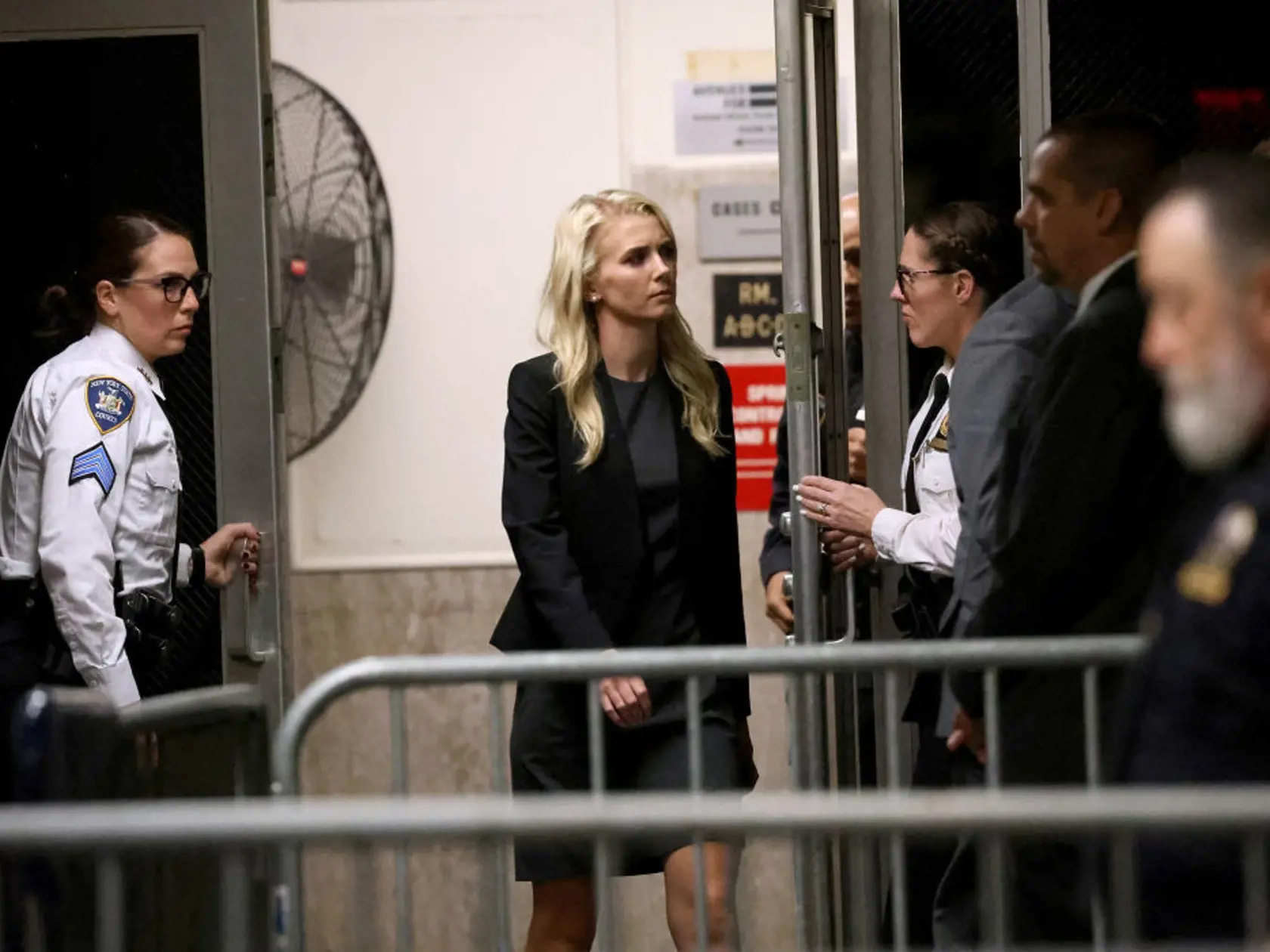 Asistentka Trumpa Natalie Harp ho chodí podporiť na súd.