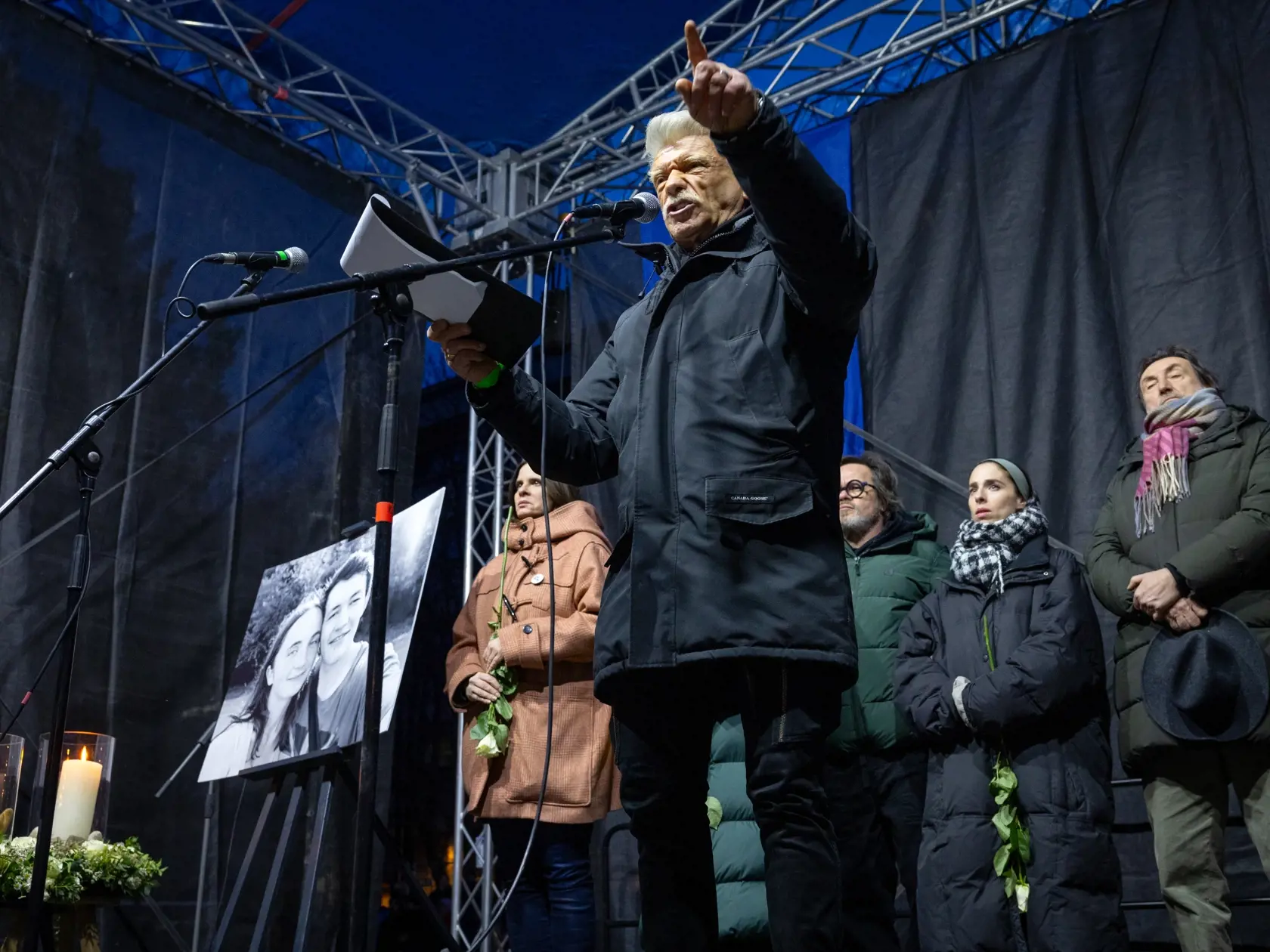 Spoločné zhromaždenie - Sedem rokov bez Jána a Martiny - Slovensko je Európa.
Spomienkovo-protestné zhromaždenie na Námestí slobody pri príležitosti výročia vraždy novinára Jána Kuciaka a jeho snúbenice Martiny Kušnírovej. Na snímke je herec Richard Stanke.