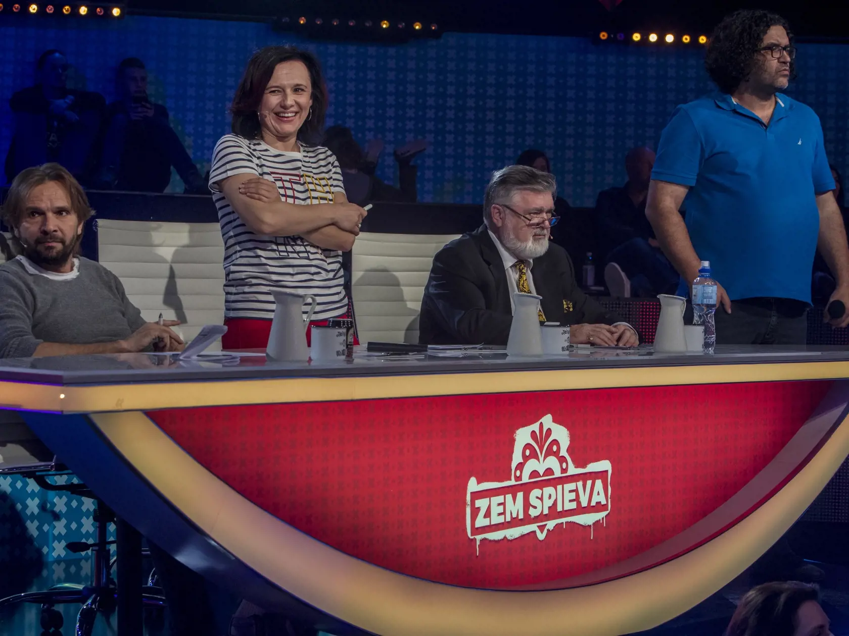 Na snimke Jan Durovcik, Lubica Cekovska, Peter Dvorsky a Peter Nunez pocas generalky finale folklornej show RTVS s nazvom Zem spieva.