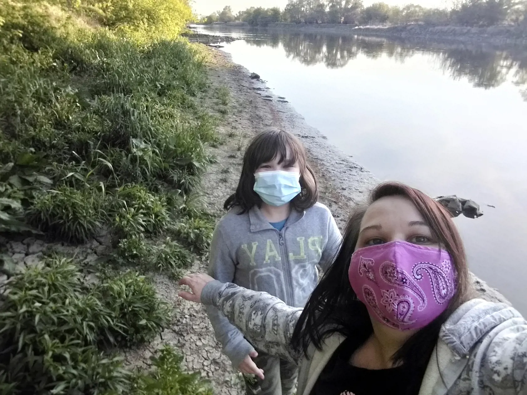 Na rúška počas prechádzok sme si už zvykli.
