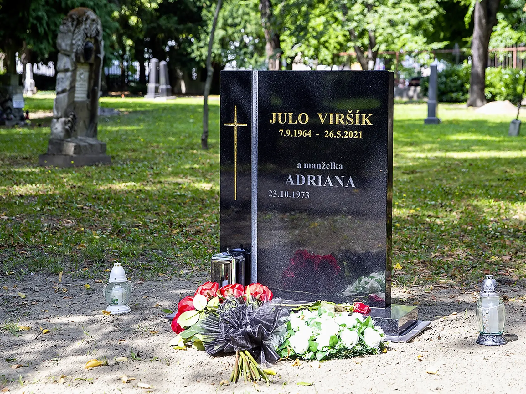 Nedávno tam pribudol aj hrob JULA VIRŠÍKA.