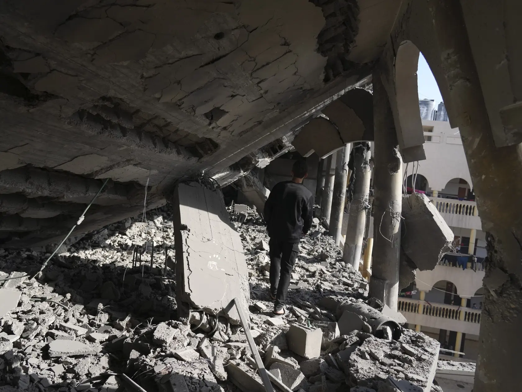 JB 24 Gaza - Palestínčania skúmajú trosky budovy zničenej školy Al-Tabi'in po izraelskom leteckom útoku na centrálne Pásmo Gazy 18. marca 2025. Počet obetí izraelských útokov v Pásme Gazy stúpol na viac ako 400, informovalo v utorok ministerstvo zdravotníctva pod správou palestínskeho militantného hnutia Hamas. Ďalších vyše 560 ľudí utrpelo zranenia a Červený kríž varoval pred preťažením zdravotníckych zariadení v enkláve. Hamas z útokov viní podporu Spojených štátov pre Izrael, píše TASR podľa správ agentúr AFP a Reuters. FOTO TASR/AP

Palestinians inspect the damage at Al-Tabi'in School in central Gaza Strip following an Israeli airstrike, Tuesday, March 18, 2025. (AP Photo/Jehad Alshrafi)