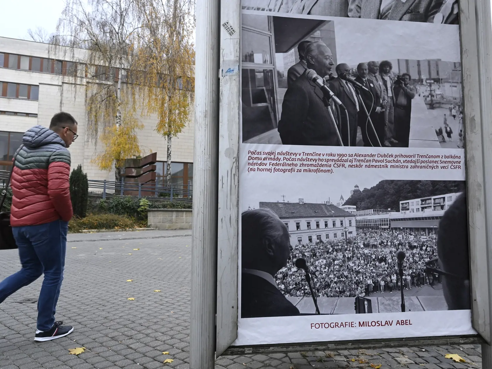 Na snímke výstava fotografií Miloslava Abela pri príležitosti stého výročia narodenia Alexandra Dubčeka, 17. novembra 2021 v centre Trenčína. FOTO TASR - Radovan Stoklasa
