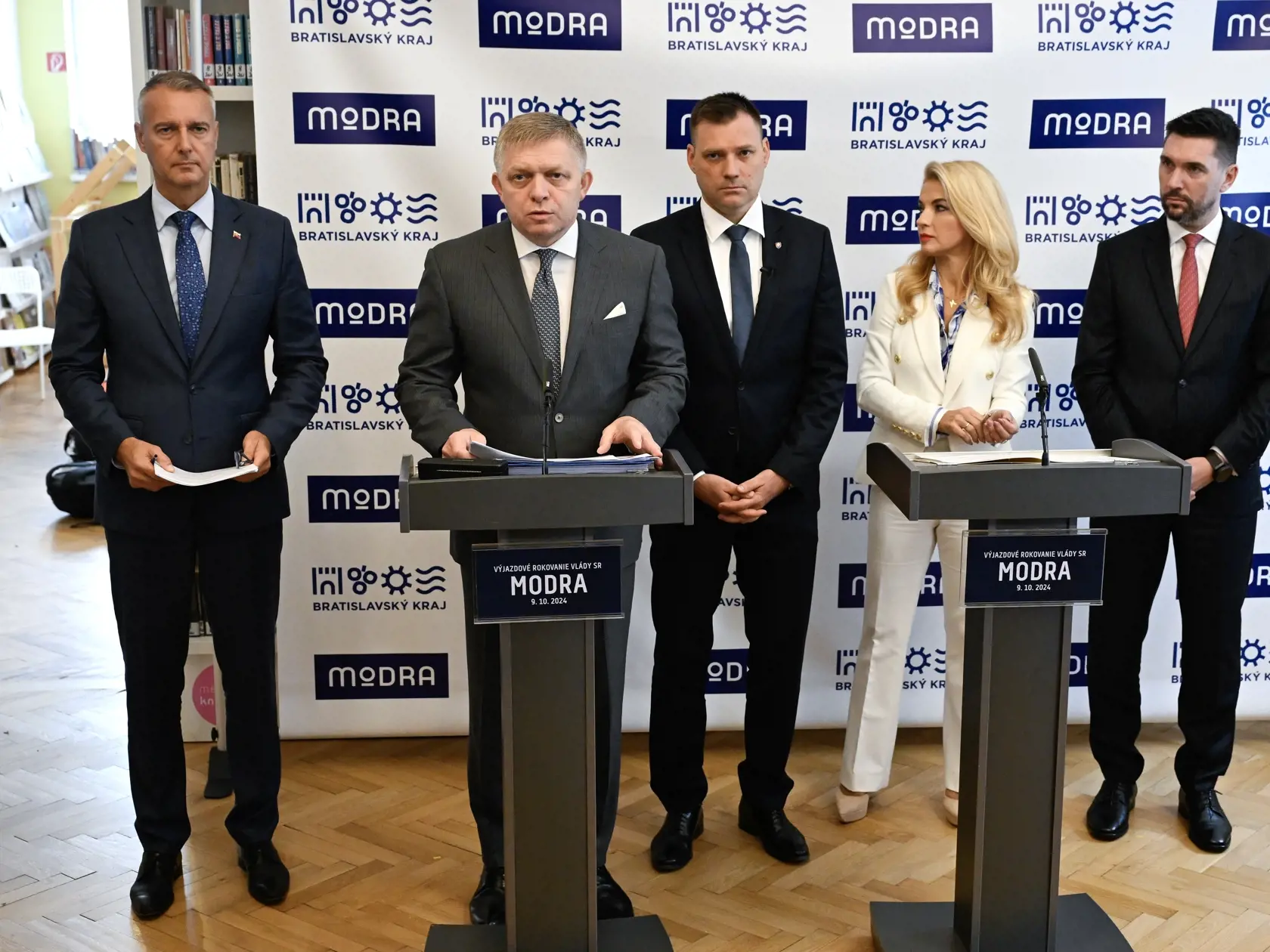 Na snímke sprava minister pôdohospodárstva a rozvoja vidieka SR Richard Takáč (Smer-SD), ministerka kultúry SR Martina Šimkovičová (nominantka SNS), podpredseda vlády a minister životného prostredia SR Tomáš Taraba (nominant SNS), predseda vlády SR Robert Fico (Smer-SD) a minister investícií, regionálneho rozvoja a informatizácie SR Richard Raši (Hlas-SD) po výjazdovom rokovaní vlády SR 9. októbra 2024 v Modre. FOTO TASR - Pavel Neubauer