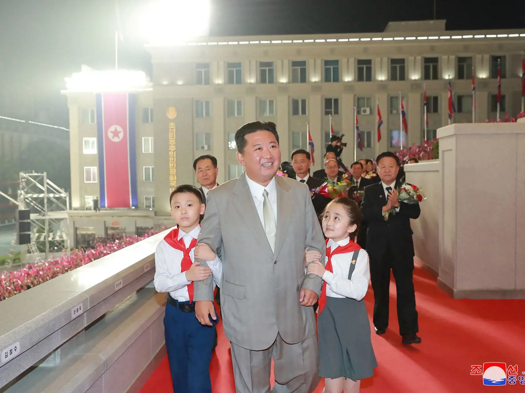 Kim Čong-un podľa štátnej tlačovej agentúry KCNA označil za dôležitú úlohu "dosiahnutie epochálneho kroku v riešení problémov súvisiacich s každodennými potrebami občanov". Najvyššiu prioritu majú "núdzové opatrenia" na boj proti pandémii.
