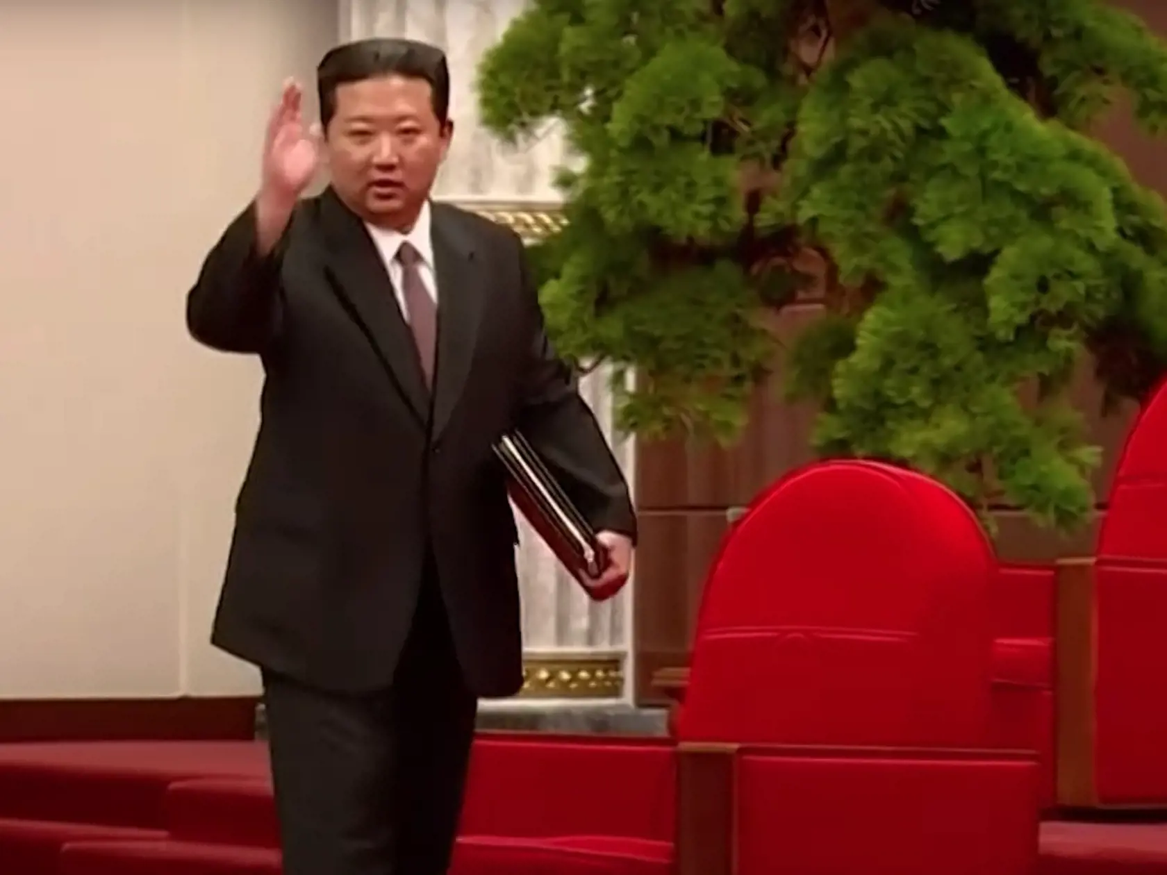 Kim Čong-un podľa štátnej tlačovej agentúry KCNA označil za dôležitú úlohu "dosiahnutie epochálneho kroku v riešení problémov súvisiacich s každodennými potrebami občanov". Najvyššiu prioritu majú "núdzové opatrenia" na boj proti pandémii.