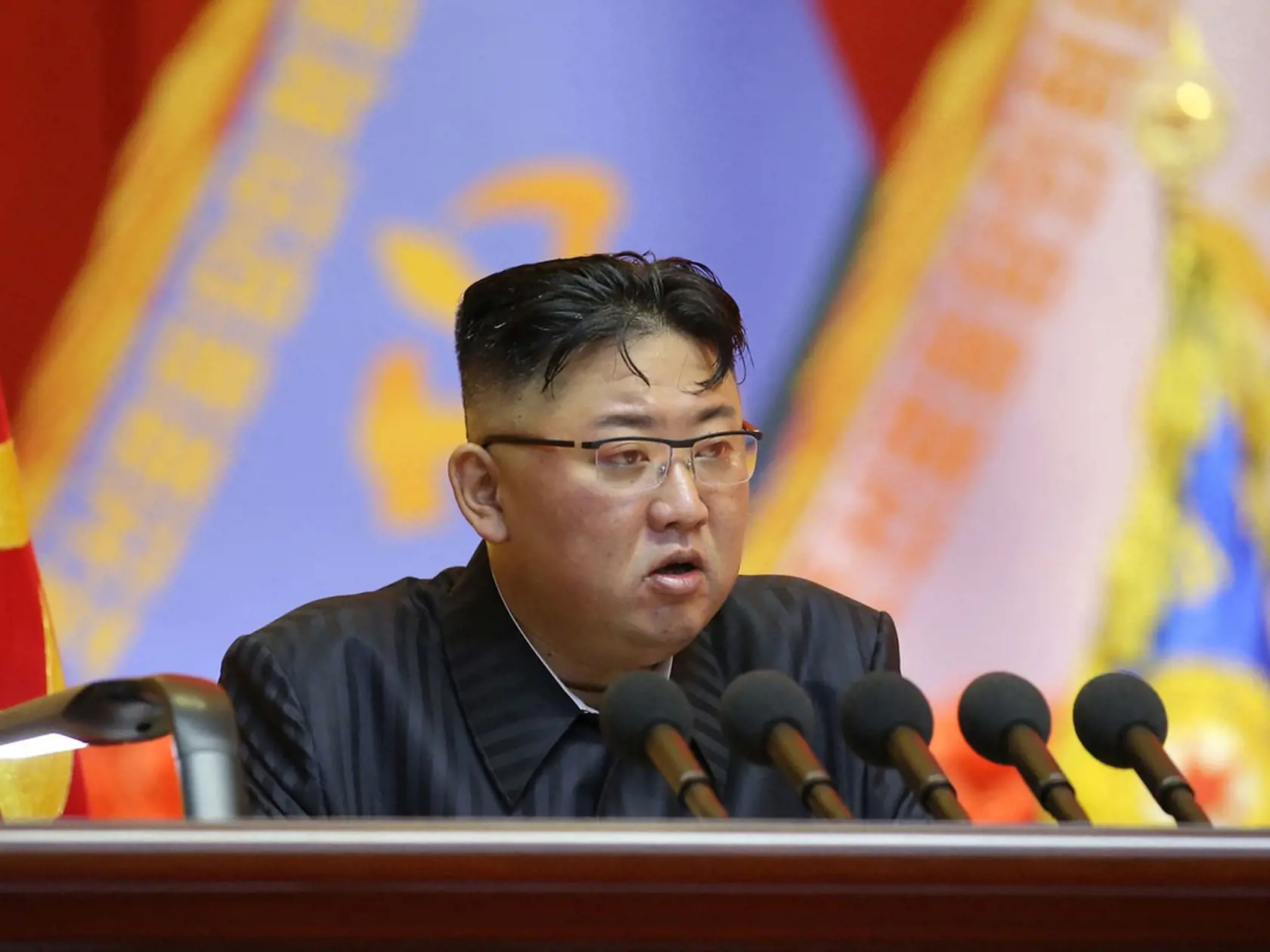 Kim Čong-un podľa štátnej tlačovej agentúry KCNA označil za dôležitú úlohu "dosiahnutie epochálneho kroku v riešení problémov súvisiacich s každodennými potrebami občanov". Najvyššiu prioritu majú "núdzové opatrenia" na boj proti pandémii.