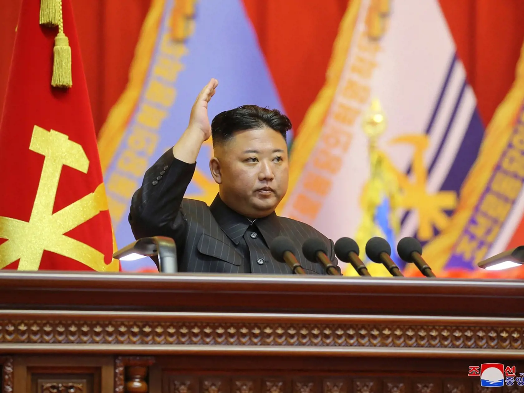 Kim Čong-un podľa štátnej tlačovej agentúry KCNA označil za dôležitú úlohu "dosiahnutie epochálneho kroku v riešení problémov súvisiacich s každodennými potrebami občanov". Najvyššiu prioritu majú "núdzové opatrenia" na boj proti pandémii.