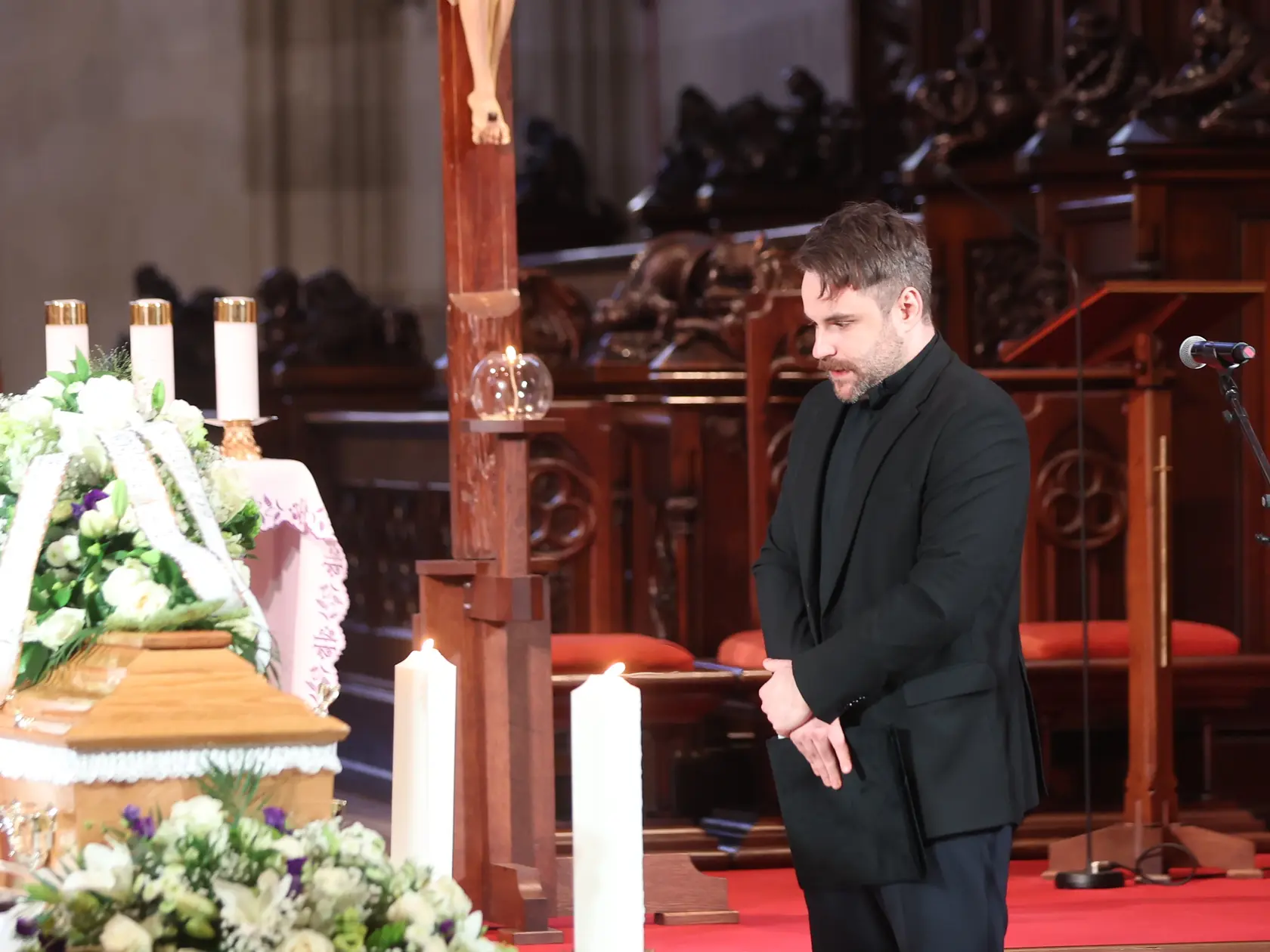 Posledná rozlúčka s hercom Štefanom Kvietikom († 90) v Katedrále sv. Martina v Bratislave. Vnuk Matúš Kvietik. 