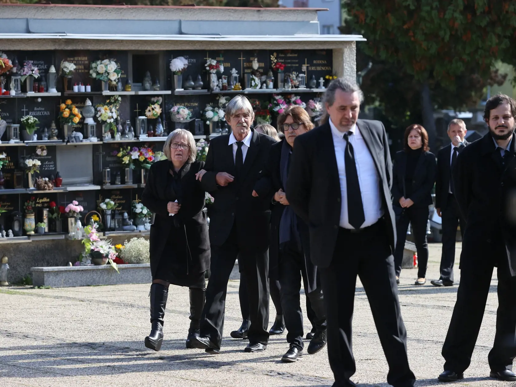 V Spišskej Novej Vsi na miestnom cintoríne sa dnes (7.10.) sa dnes koná posledná rozlúčka s Natáliou Hamrákovou. Iba 19-ročná študentka práva bola jednou z obetí tragickej nehody na Zochovej v Bratislave.