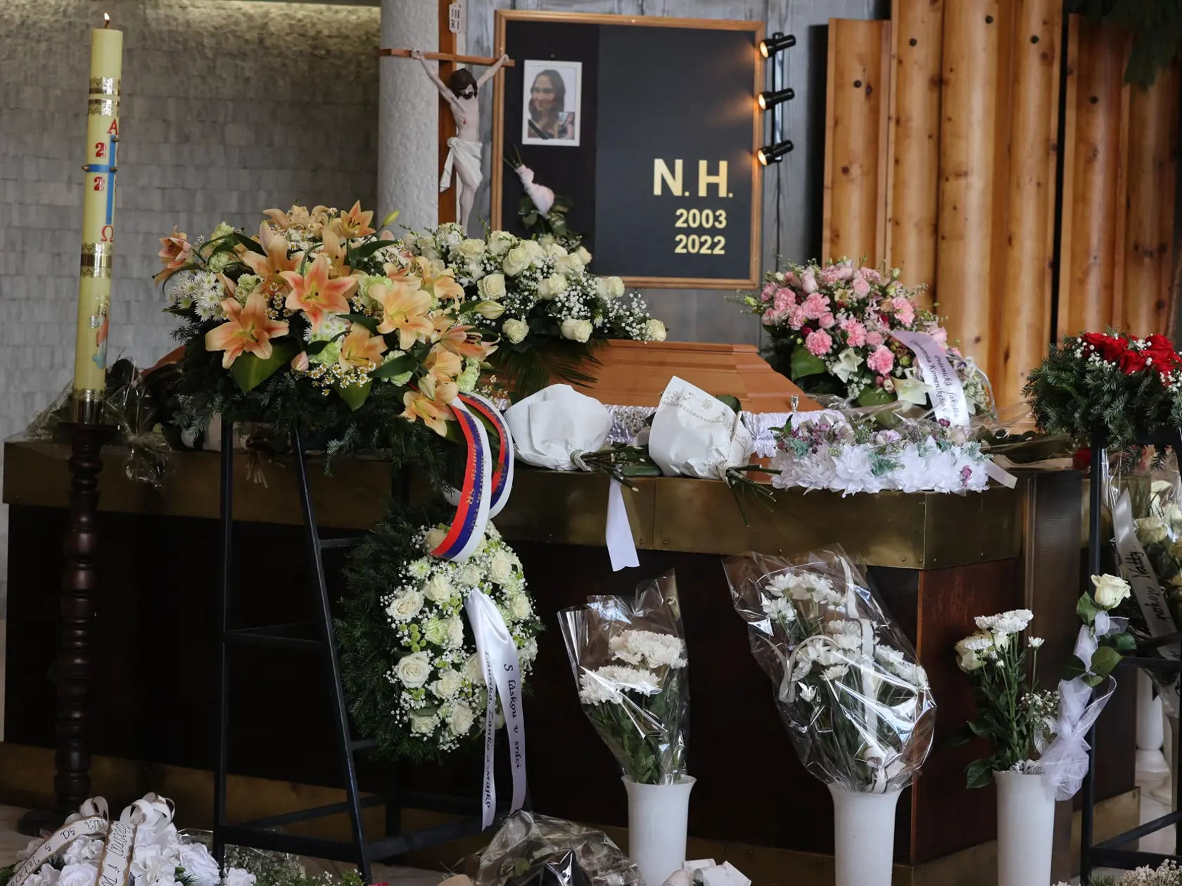 V Spišskej Novej Vsi na miestnom cintoríne sa dnes (7.10.) sa dnes koná posledná rozlúčka s Natáliou Hamrákovou. Iba 19-ročná študentka práva bola jednou z obetí tragickej nehody na Zochovej v Bratislave.