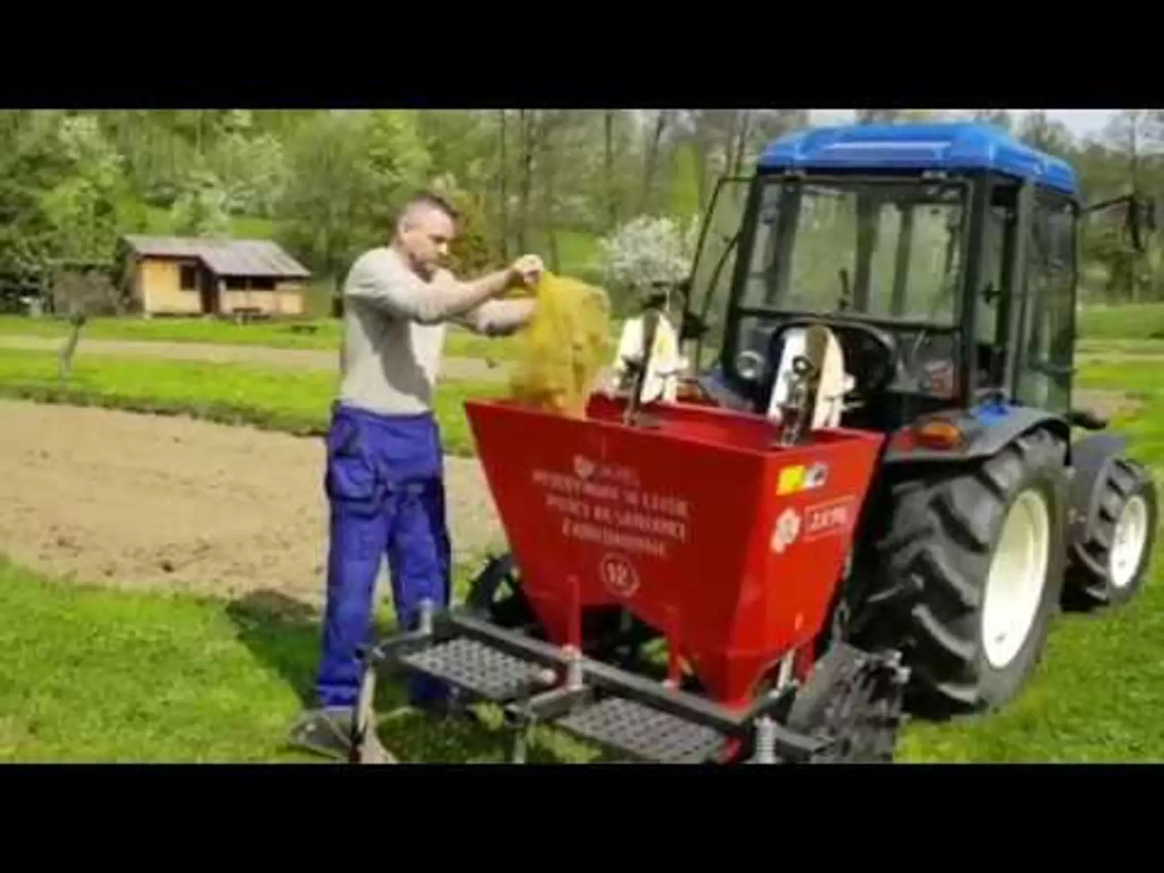 Peter Pellegrini pri traktore.