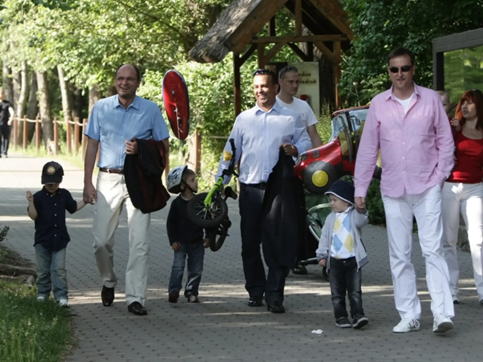Partia v zoo:
Daniel Krajcer
s Danielkom, Richard
Sulík s Hugom
a Juraj Miškov
s Maxom.