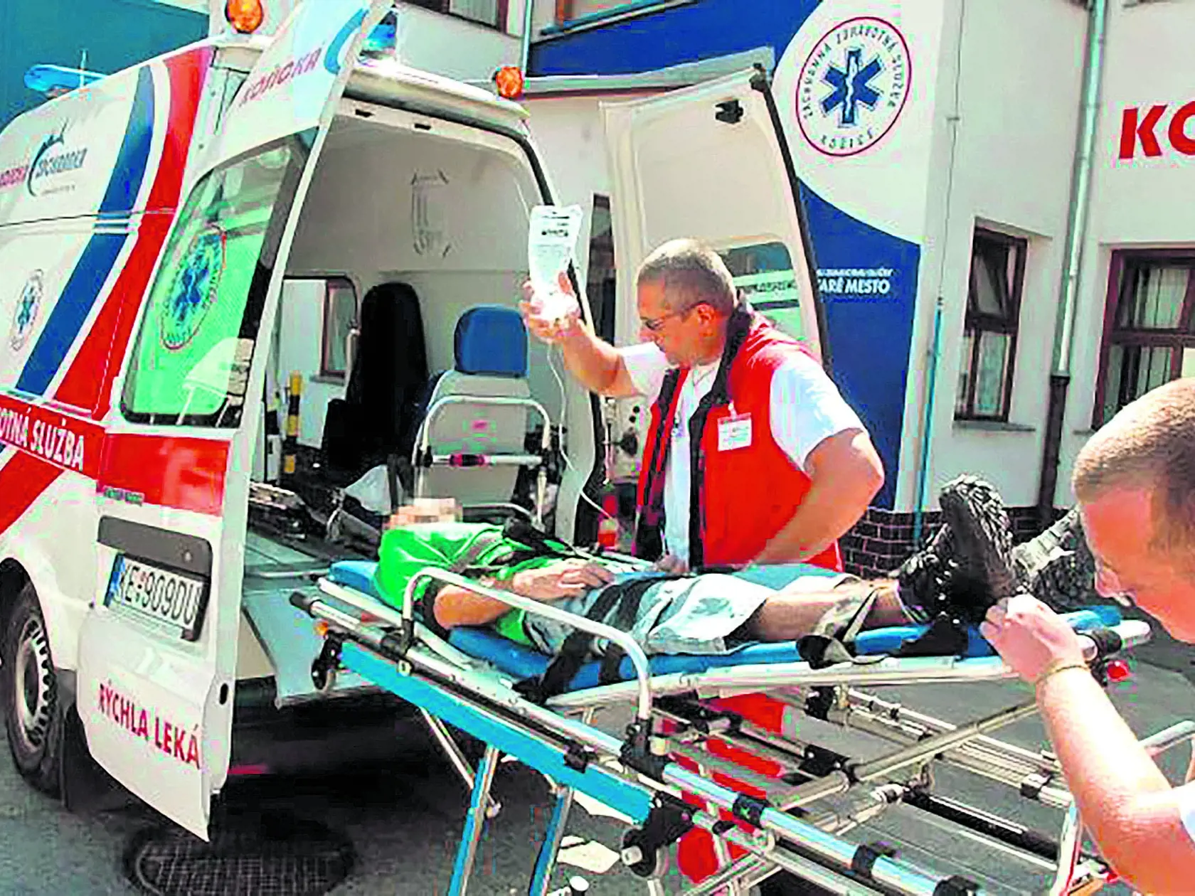 Pozor si treba dávať na prehriate organizmu. V horúčavách hrozia kolapsy najmä starším ľuďom.