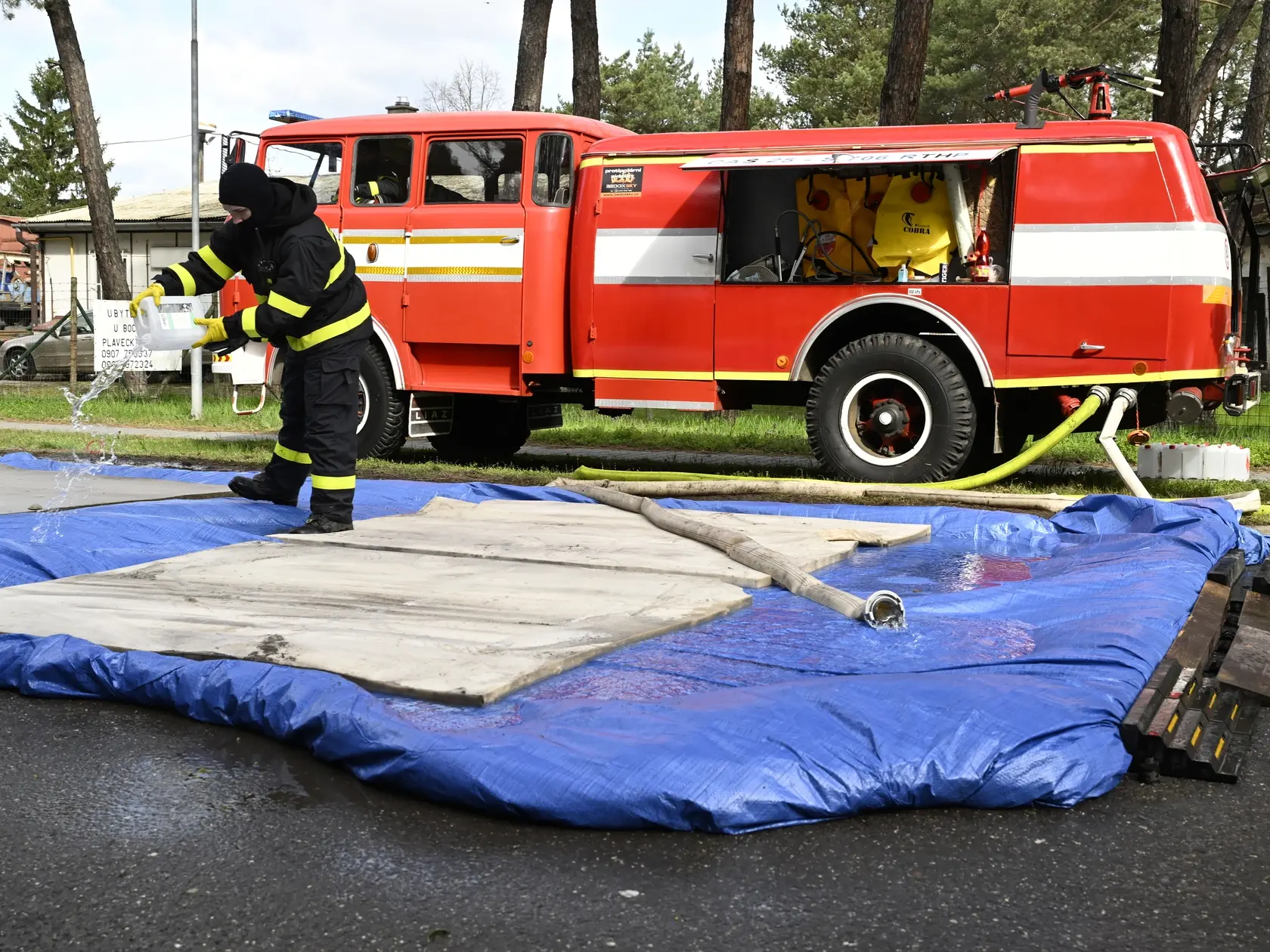Na snímke hasiči pripravujú dezinfekčný brod pre vozidlá pred vstupom do obce Plavecký Štvrtok v okrese Malacky 31. marca 2025. Výskyt slintačky a krívačky medzi dobytkom na farme v Plaveckom Štvrtku potvrdili v nedeľu (30. 3.) Tamojšia farma sa stala piatym chovom, kde sa na Slovensku nákaza vyskytla. FOTO TASR - Pavel Neubauer