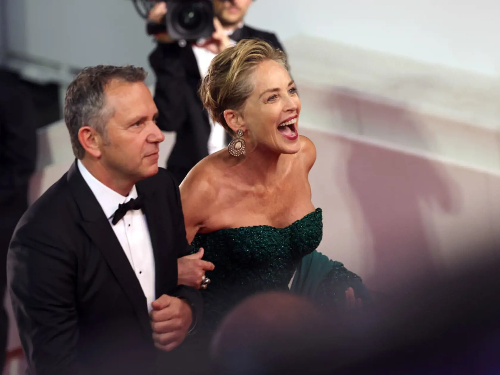 Zvodná Sharon v tmavozelenej róbe na festivale v Cannes.