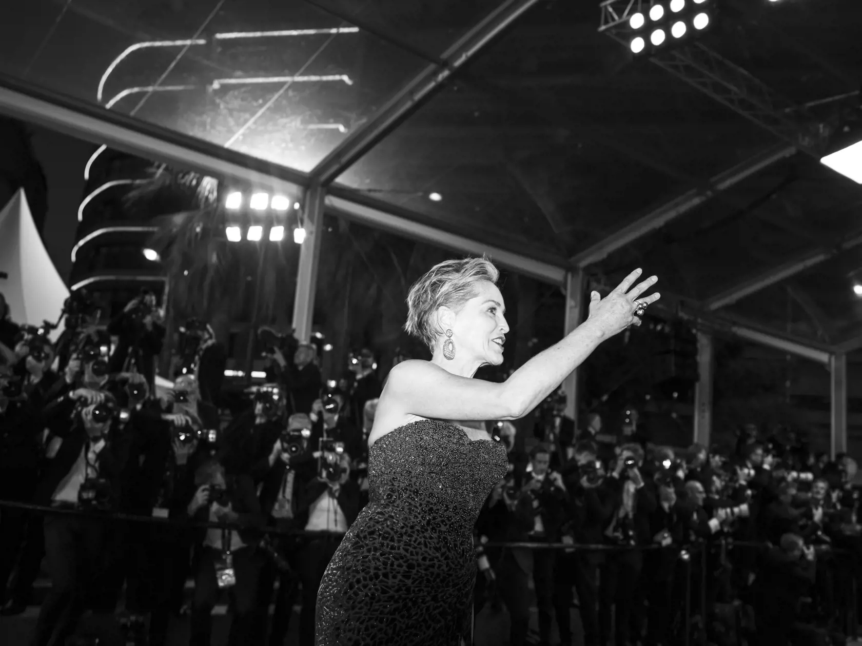 KK23 Cannes - Sharon Stoneová pózuje fotografom počas príchodu na premiéru filmu Crimes of the Future v rámci 75. ročníka medzinárodného filmového festivalu vo francúzskom Cannes 23. mája 2022. FOTO TASR/AP 
Sharon Stone poses for photographers upon arrival at the premiere of the film 'Crimes of the Future' at the 75th international film festival, Cannes, southern France, Monday, May 23, 2022. (AP Photo/Petros Giannakouris)