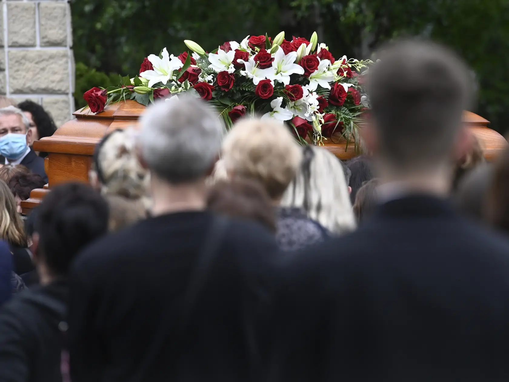 Posledná rozlúčka s tragicky zosnulým učiteľom  Spojenej školy na ulici M. R. Štefánika vo Vrútkach Jaroslavom Budzom. Vrútky, 19. júna 2020. FOTO TASR - Radovan Stoklasa