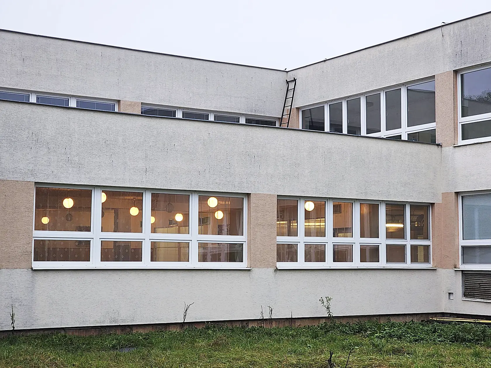 Tínedžer sa mal podľa spolužiaka dostať na strechu rebríkom.