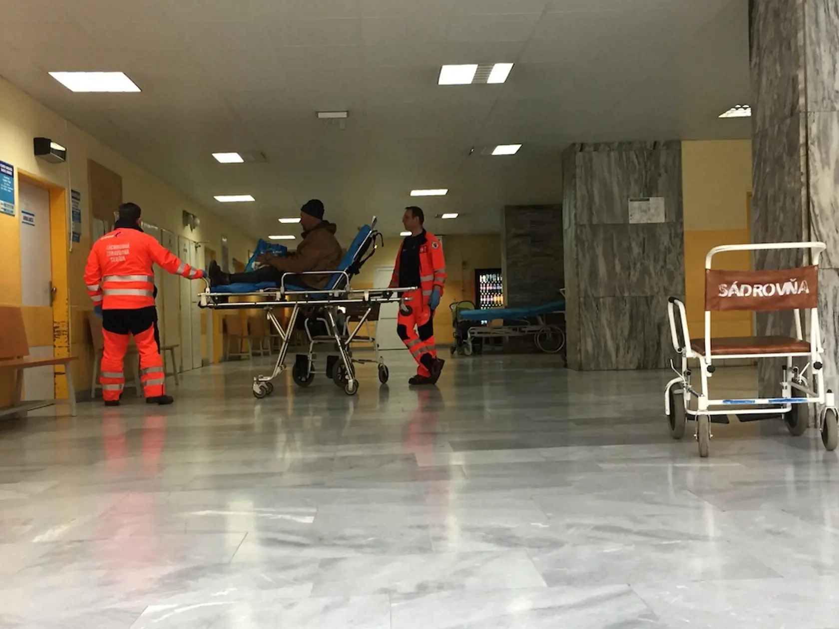 Vo vestibule sú pohotovostné chirurgické ambulancie. V ostatnom období sme tam nenašli žiadnych čakajúcich pacientov na odvoz.