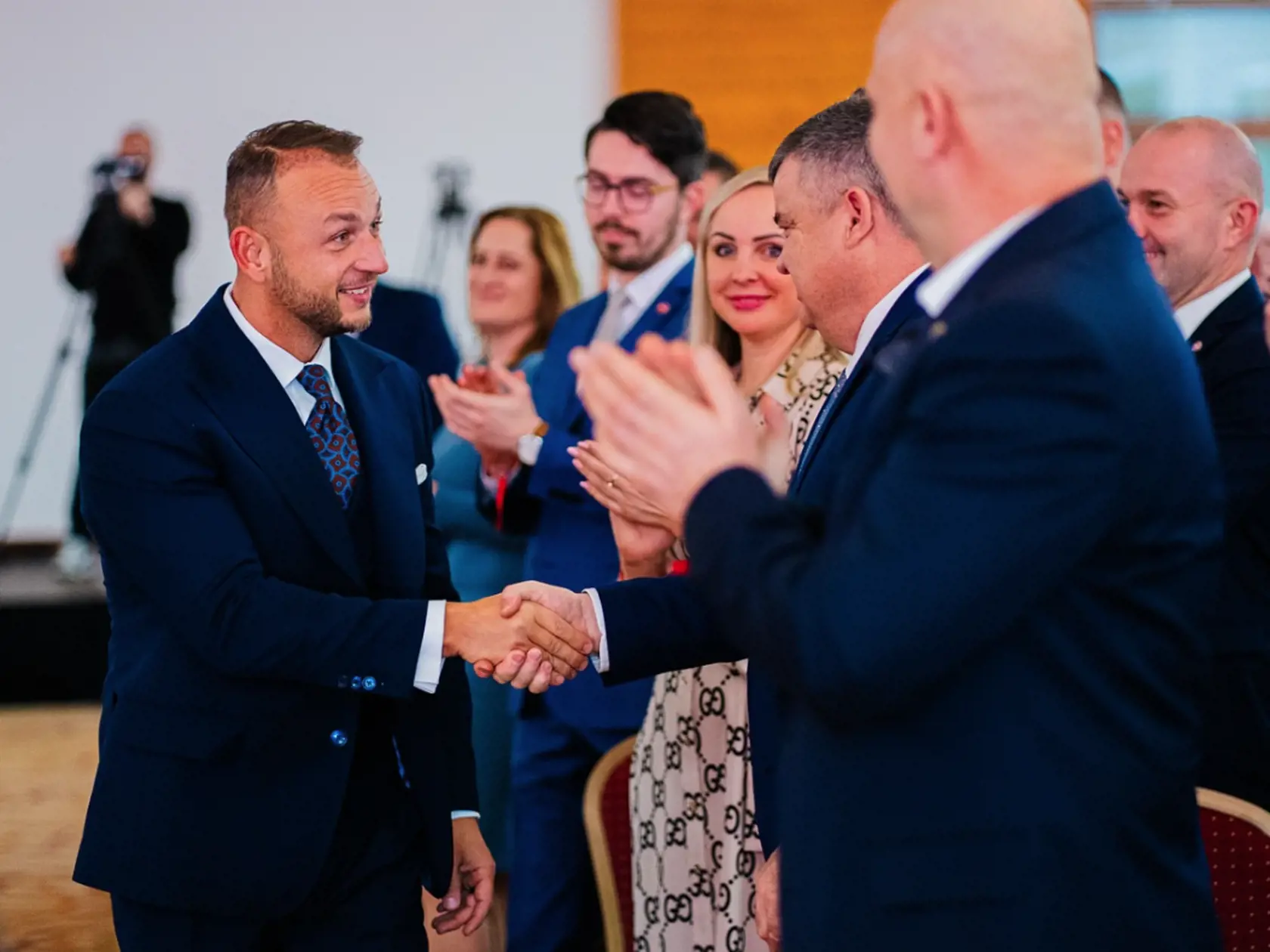„Pomôžeme mladým pri štarte do života, rodinám cez zvýhodnené úvery na bývanie a odpustenie ich časti pri narodení detí, ako aj daňové úľavy pre matky,“ priblížil predseda strany Hlas Šutaj Eštok po sneme.