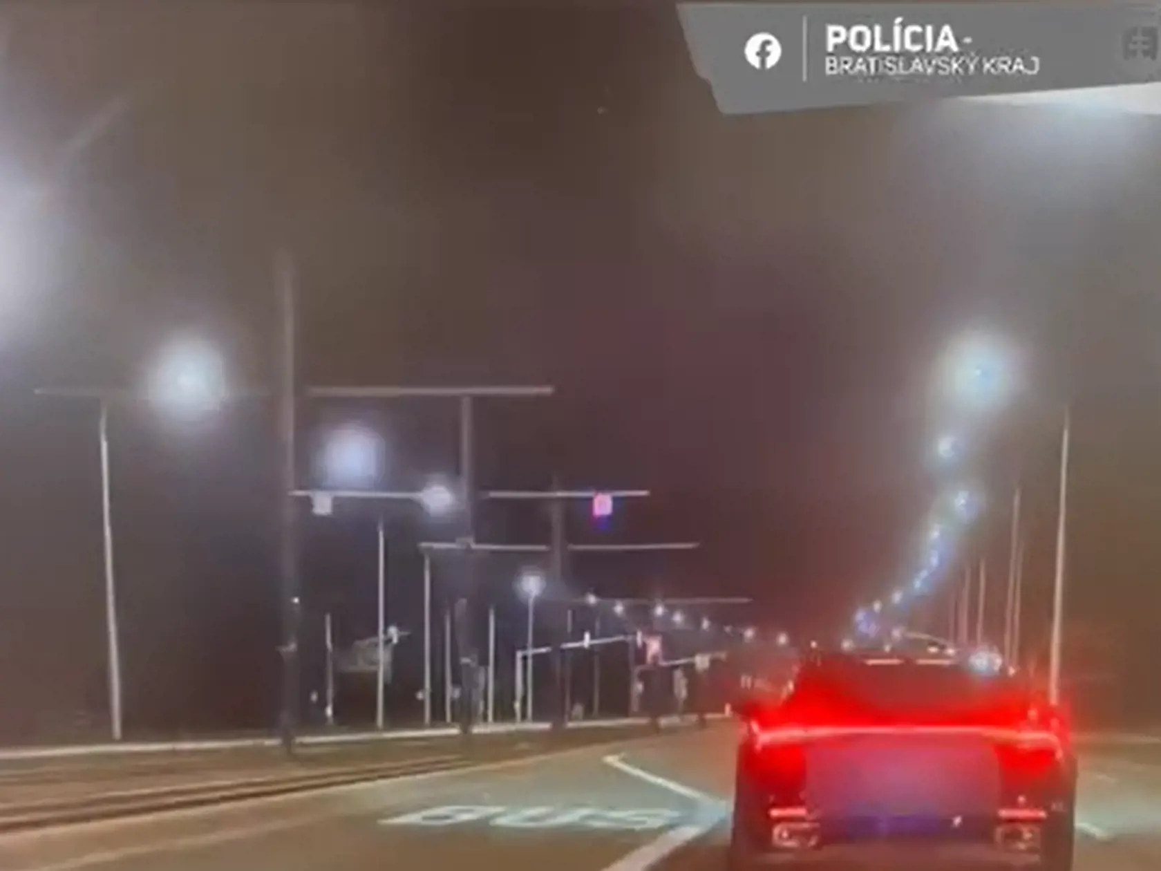 V nočnej Bratislave sa chcel mladík zahrať na akčného hrdinu, no všimla si ho polícia.