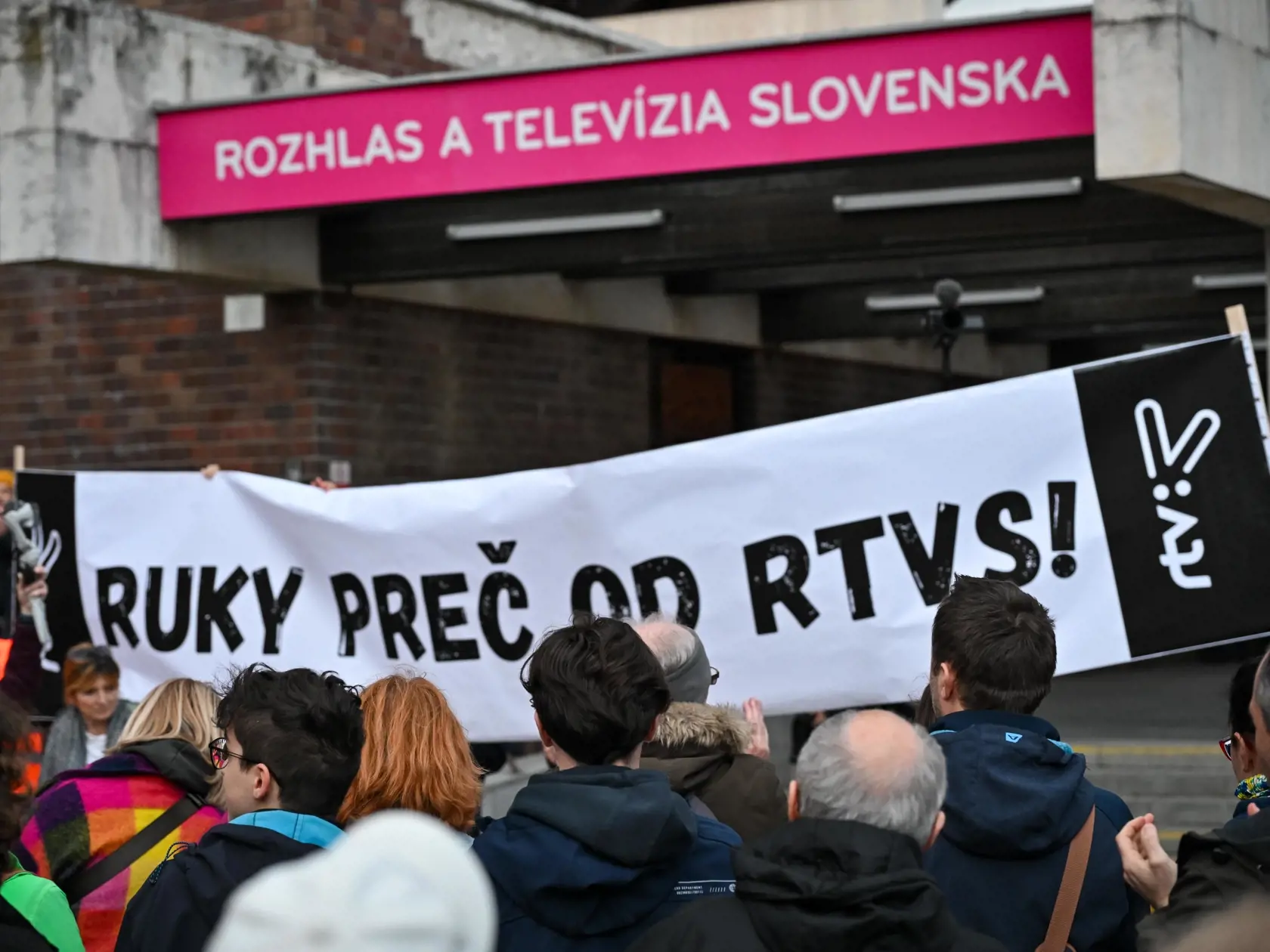 Na snímke účastníci protestného pochodu, ktorý organizuje tím Mier Ukrajine pochodovali z Námestia slobody pred budovu Slovenského rozhlasu, okolo ktorej vytvorili živú reťaz 27. marca 2024 v Bratislave. FOTO TASR - Pavol Zachar