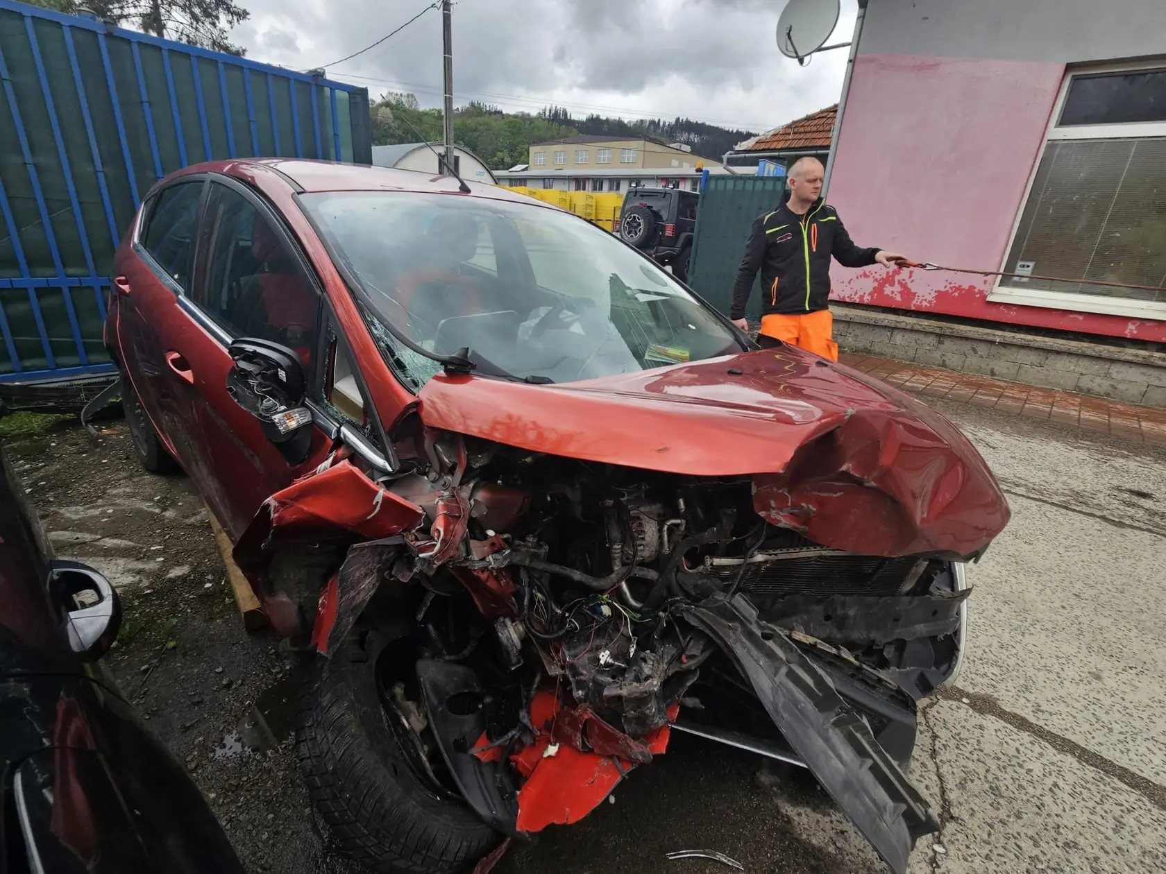 Ako by toho nebolo málo, pred dvomi týždňami tiež prišla pri autohnehode o auto. Návštevy lekárov na tak dlhé vzdialenosti ešte k tomu v zdravotnom stave, v akom je malá Paťka, sú mimoriadne náročné.