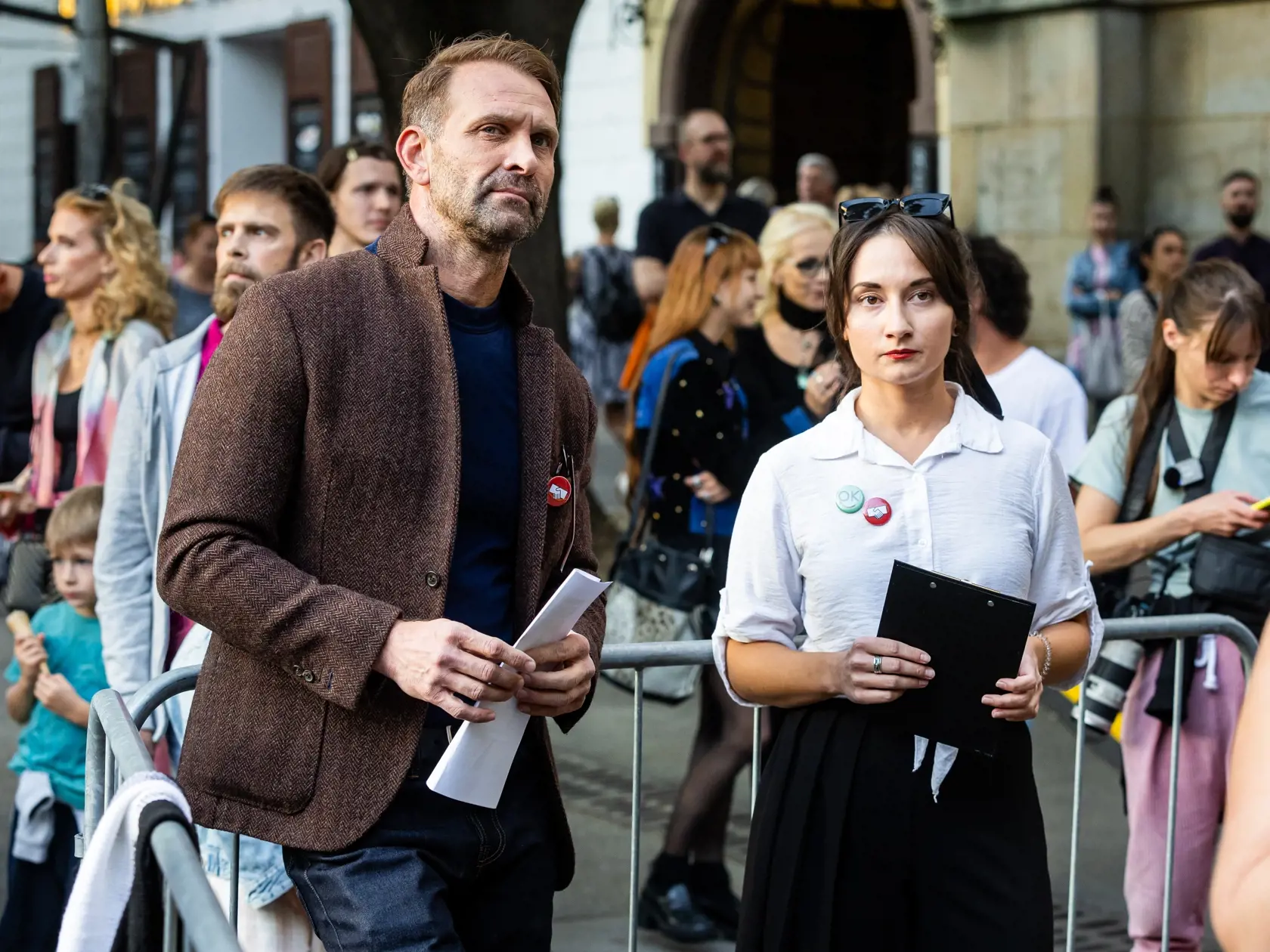 Protest na podporu kultúrneho štrajku: Tomáš Maštalír netrpezlivo čakal na moment, kedy vkročí na pódium a prednesie svoju reč.