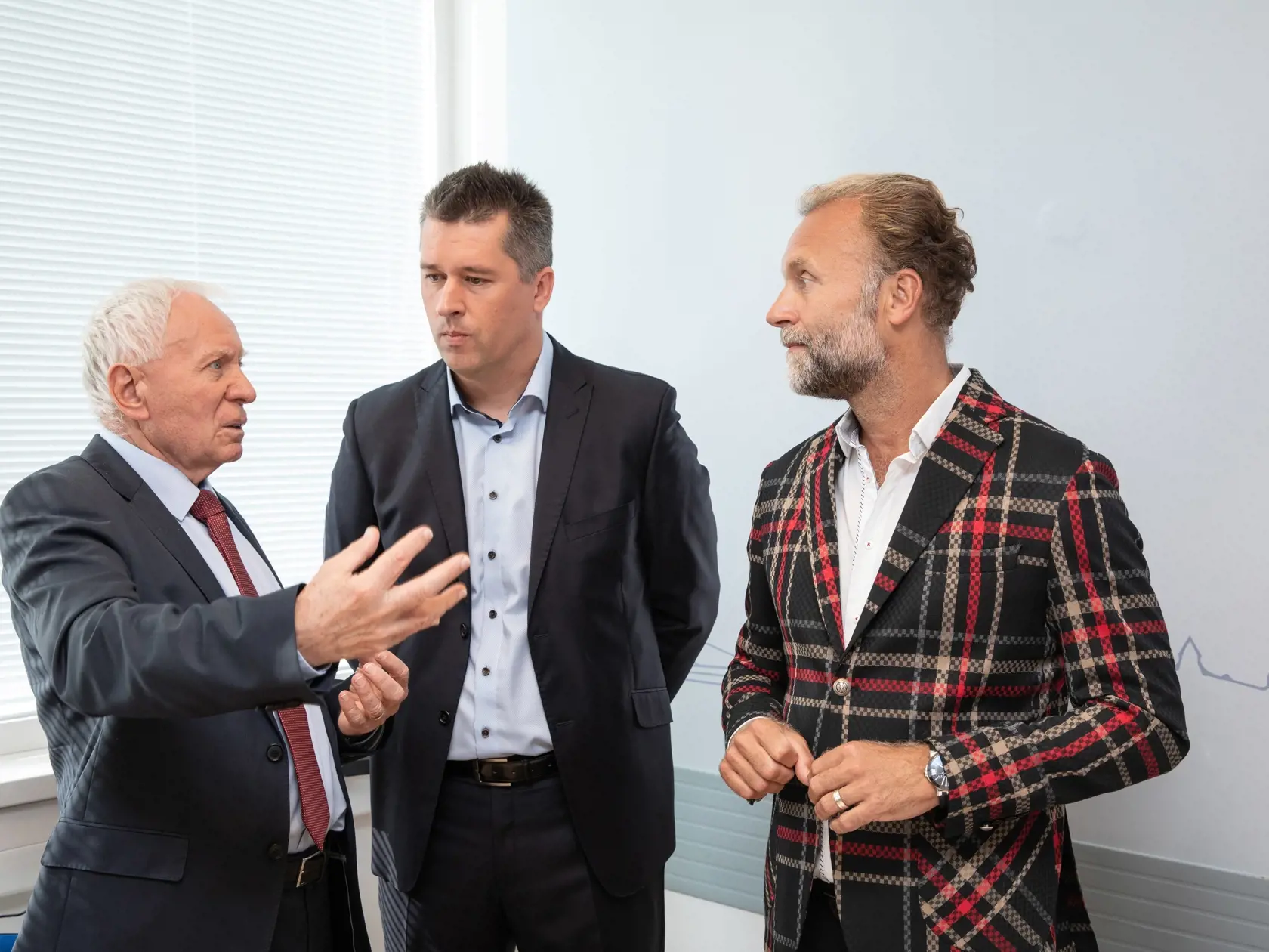 Zábery z Národneho ústavu detských chorôb ktorý využíva nové moderné prístroje na liečbu detských očných ochorení. Na fotke je DOC. MUDr Ladislav Kužela a obchodný riaditel BIILA Tomáš Staňo.
