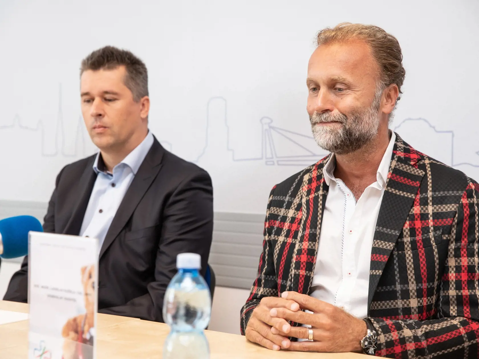 Zábery z Národneho ústavu detských chorôb ktorý využíva nové moderné prístroje na liečbu detských očných ochorení. Na fotke je DOC. MUDr. Ladislav Kužela a obchdný riadiel BILLA Tomáš Staňo.