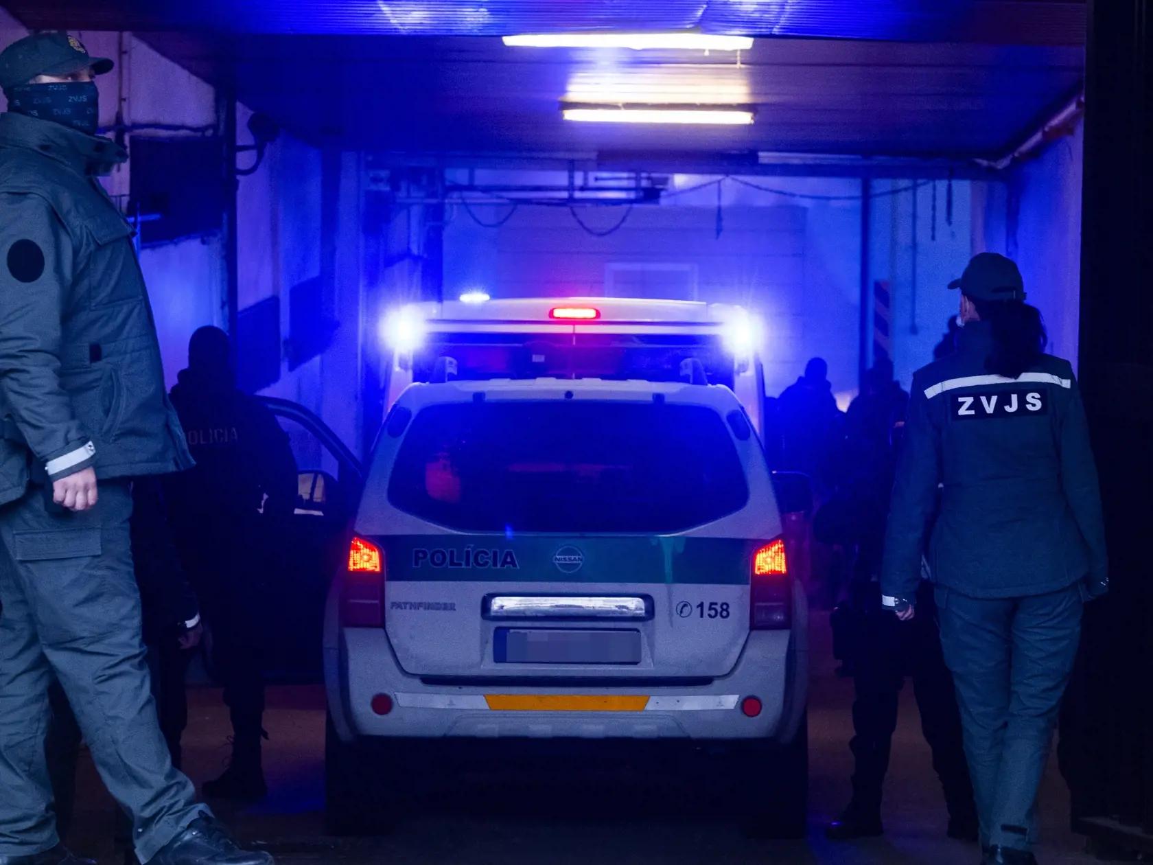 Na snímke policajná eskorta prichádza na Najvyšší súd SR, ktorý rozhoduje v kauze televíznych zmeniek v Bratislave 12. januára 2021. FOTO TASR - Jaroslav Novák
