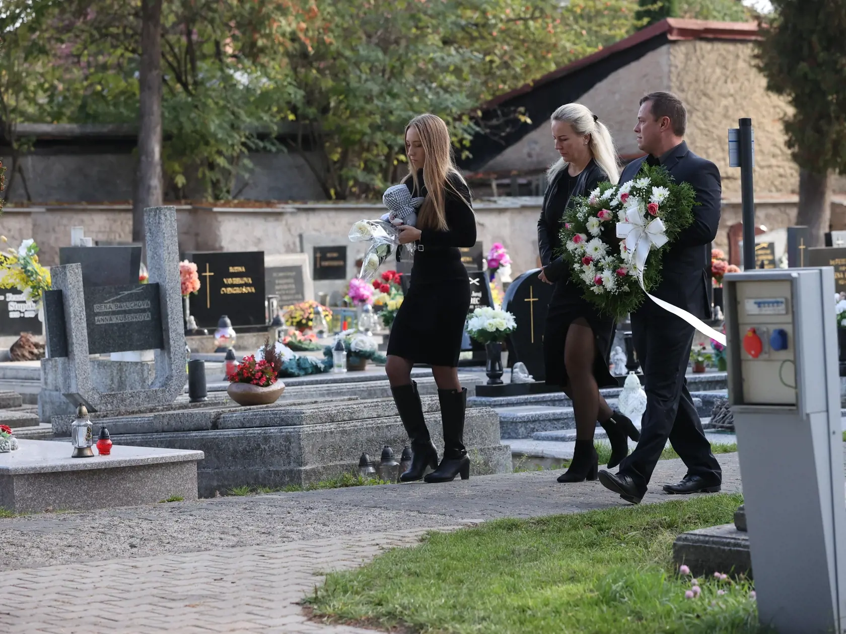 Pohreb Natálie Hamrákovej, ktorá zomrela pri nehode v Bratislave na Zochovej ulici. Tragédiu spôsobil Dušan Dědeček,  ktorý šoféroval pod vplyvom alkoholu. Okrem Natálie mala nehoda ďalšie štyri obete.