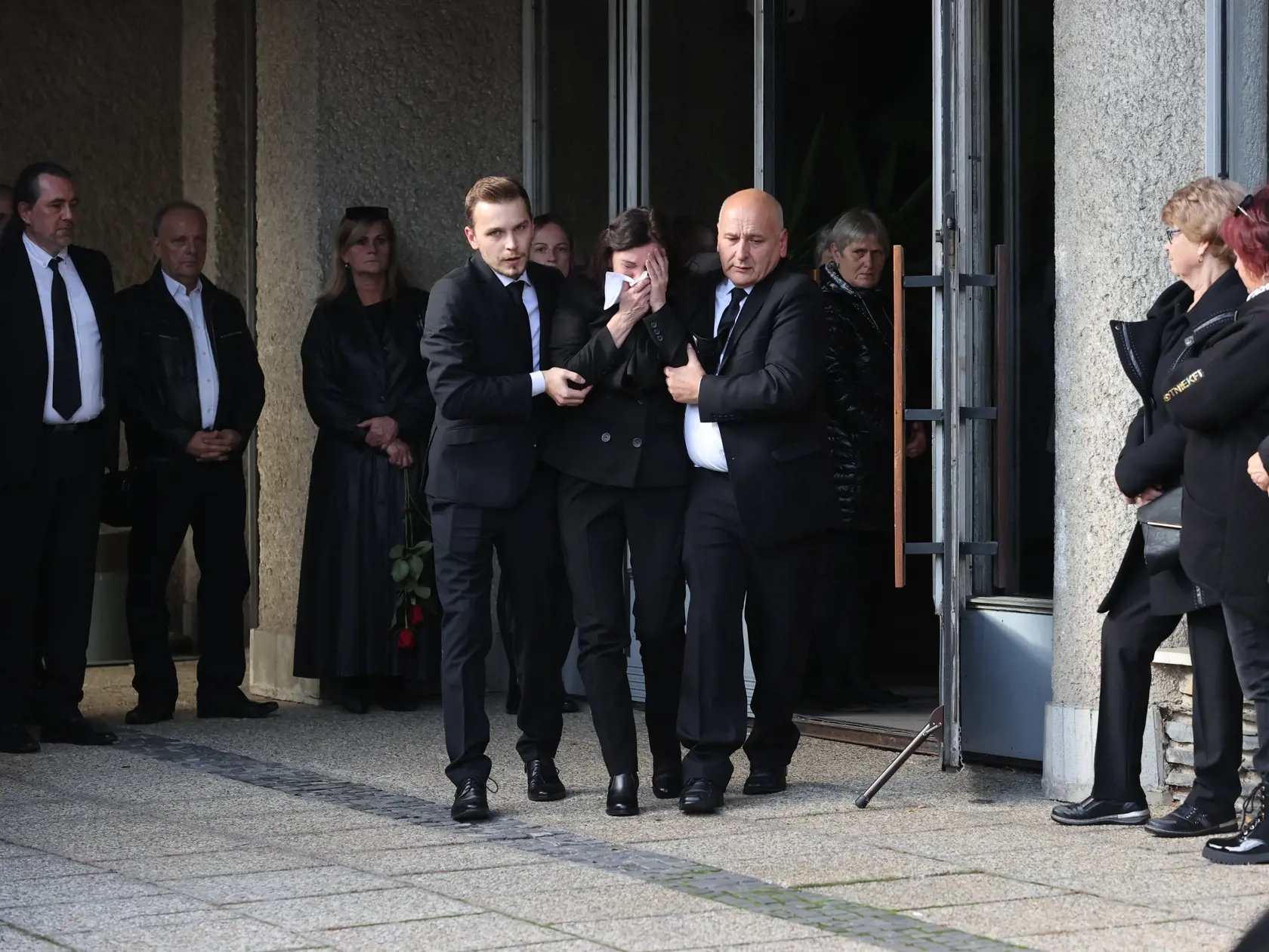 Pohreb Natálie Hamrákovej, ktorá zomrela pri nehode v Bratislave na Zochovej ulici. Tragédiu spôsobil Dušan Dědeček,  ktorý šoféroval pod vplyvom alkoholu. Okrem Natálie mala nehoda ďalšie štyri obete.