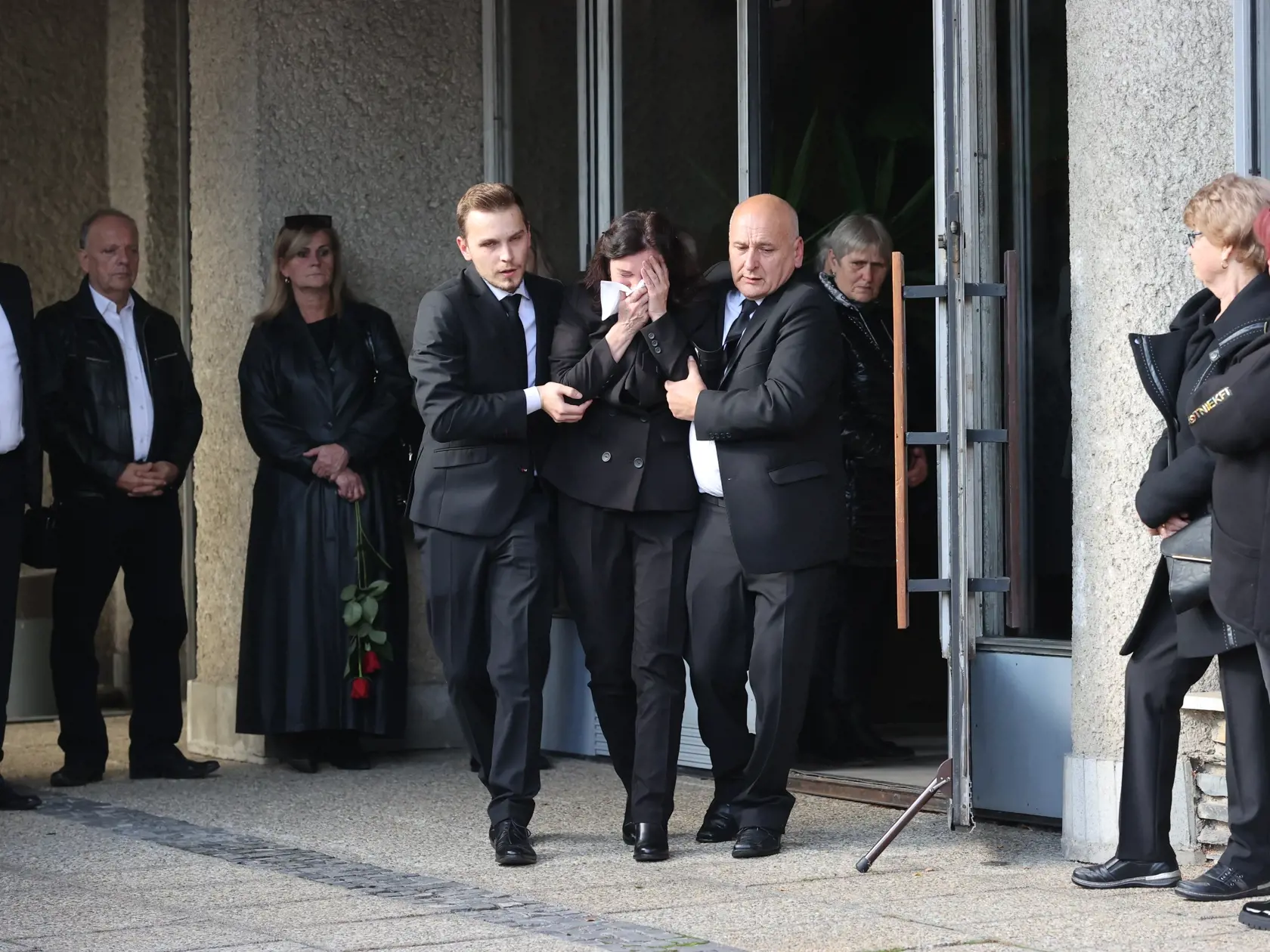 Pohreb Natálie Hamrákovej, ktorá zomrela pri nehode v Bratislave na Zochovej ulici. Tragédiu spôsobil Dušan Dědeček,  ktorý šoféroval pod vplyvom alkoholu. Okrem Natálie mala nehoda ďalšie štyri obete.