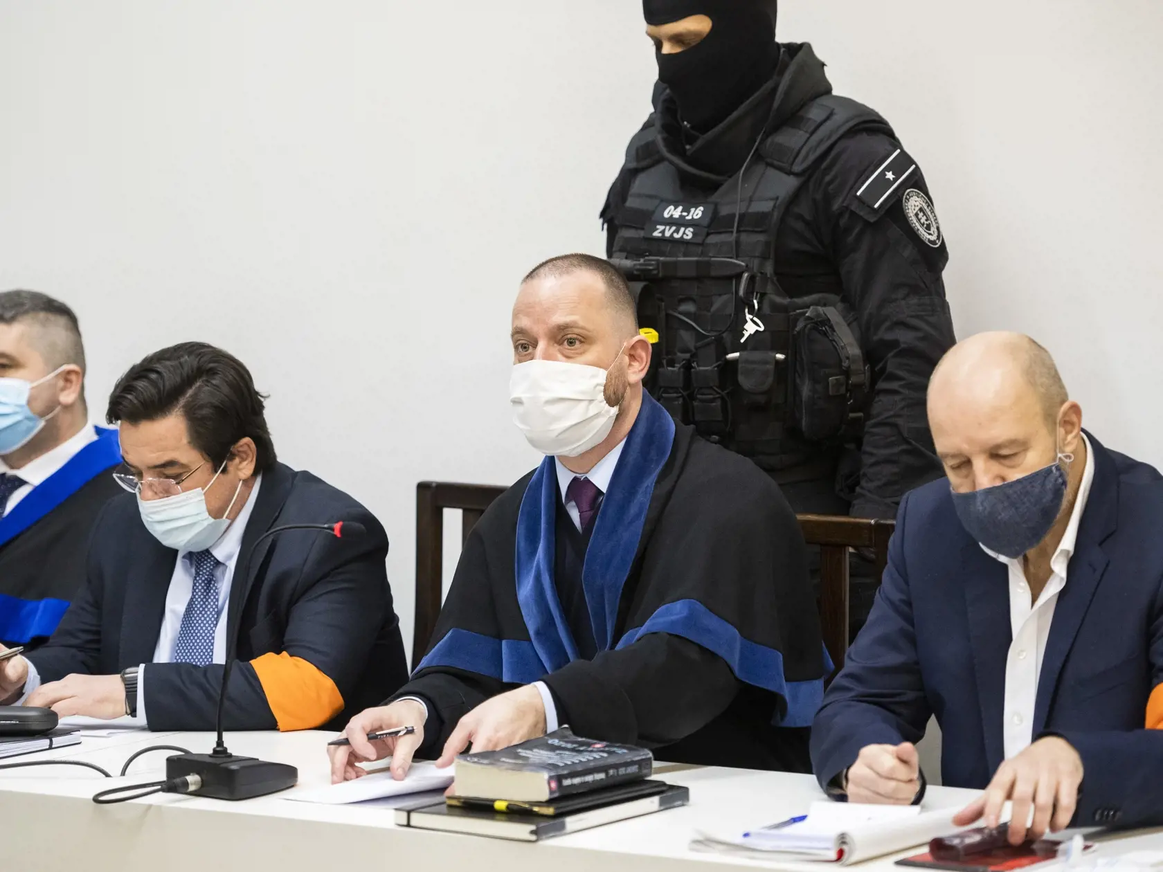 Na snímke druhý zľava obžalovaný Marian K., vpravo obžalovaný Pavol R. a právni zástupcovia Michal Mandzák (vľavo) a Marek Para (druhý vpravo) počas vynesenia rozsudku na pojednávaní na Najvyššom súde SR, ktorý rozhoduje v kauze televíznych zmeniek v Bratislave